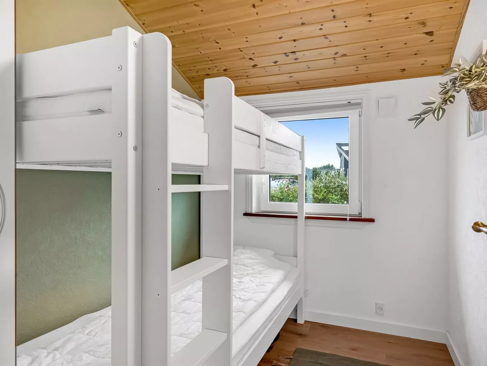 "Ingbritt" - 700m to the fjord-Drinnen