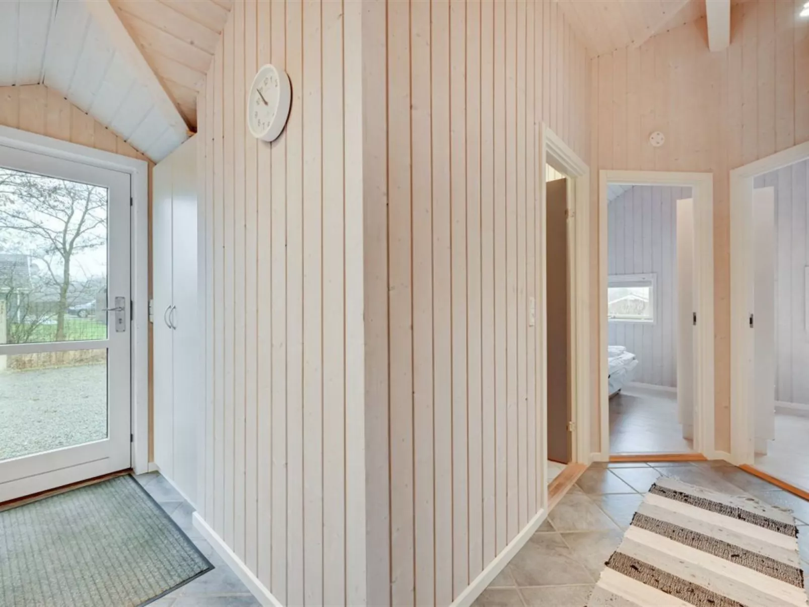 "Clarina" - 800m to the fjord-Dedans