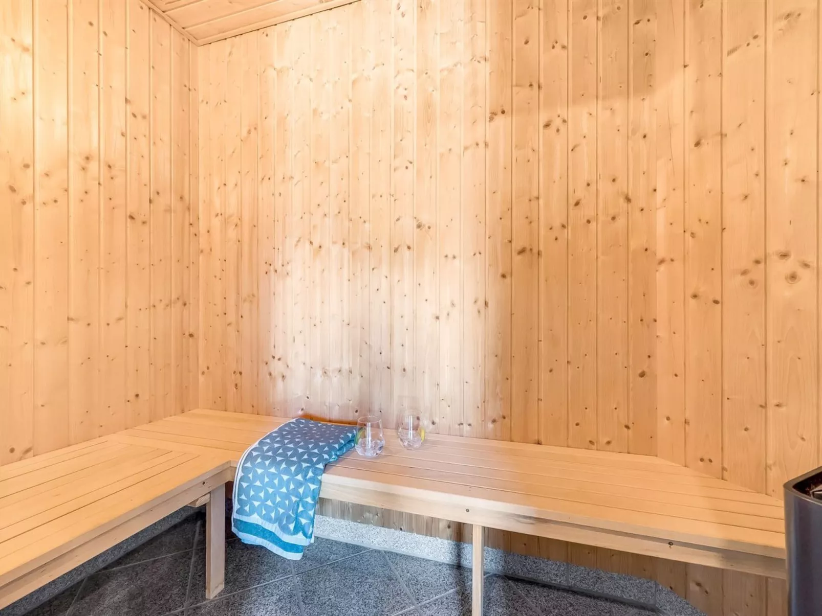 "Haagen" - 600m to the fjord-Inside