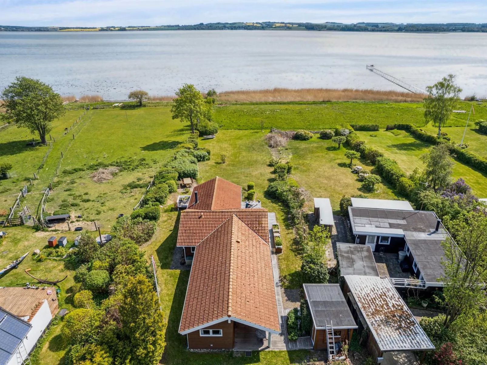 "Brunman" - 10m to the fjord-Outside