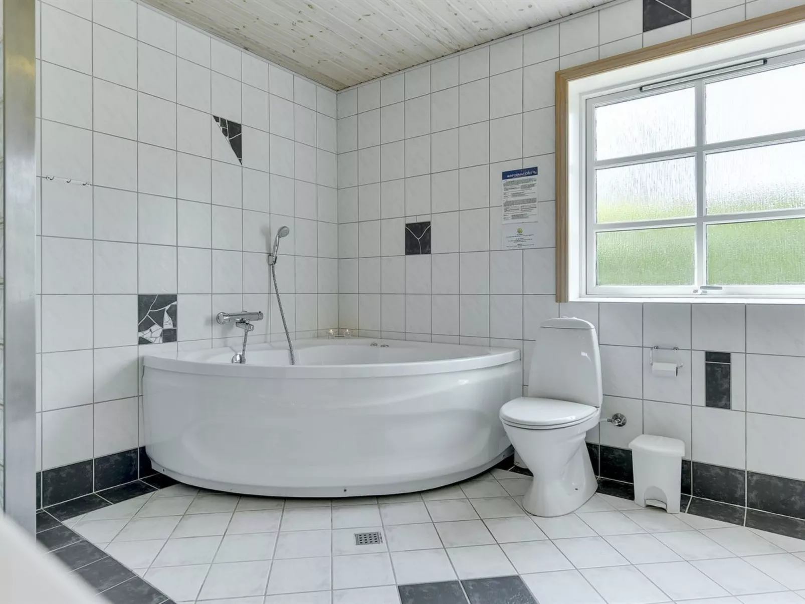 "Fenja" - 500m to the fjord-Drinnen