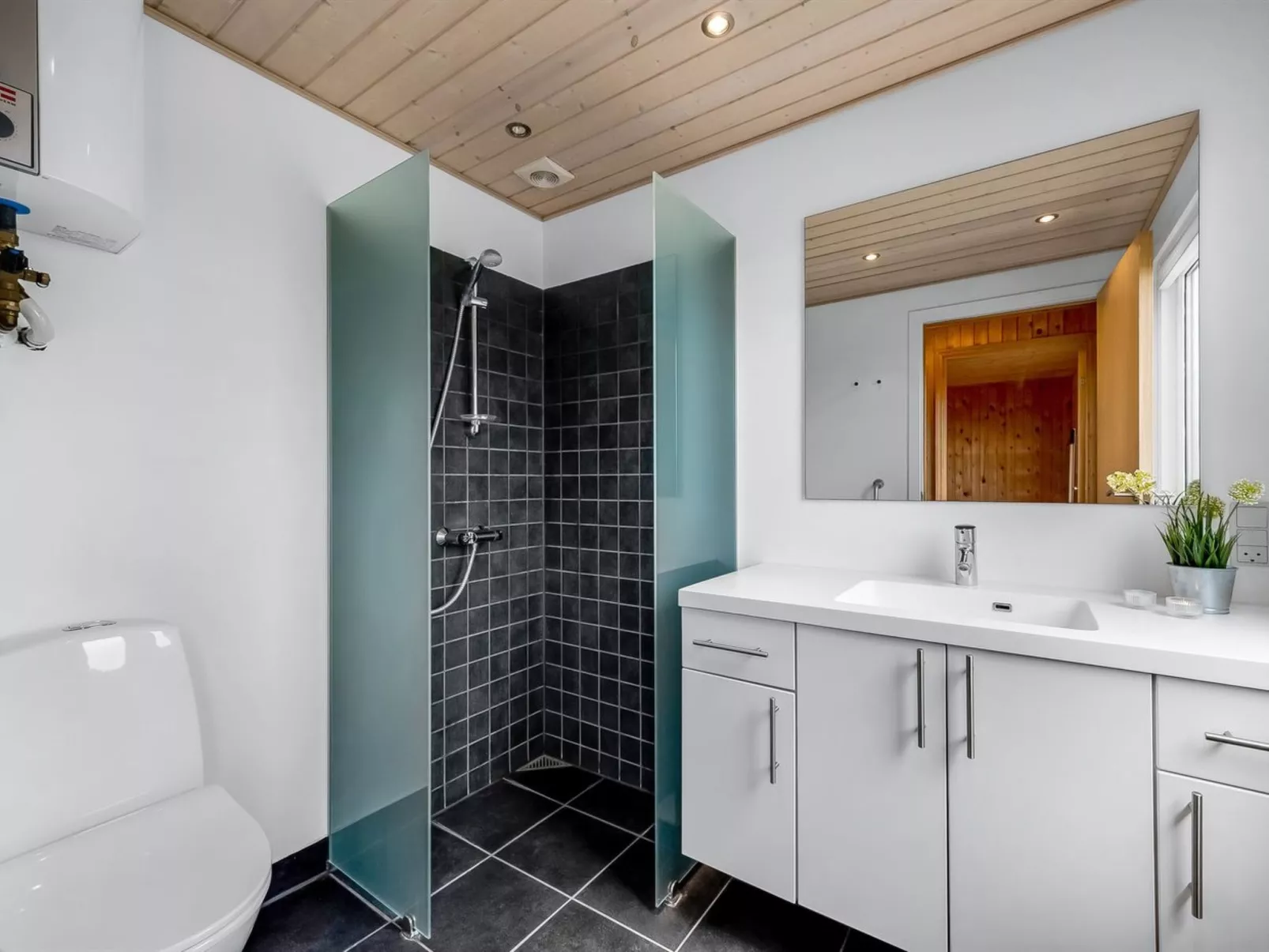 "Tanea" - 700m to the fjord-Drinnen