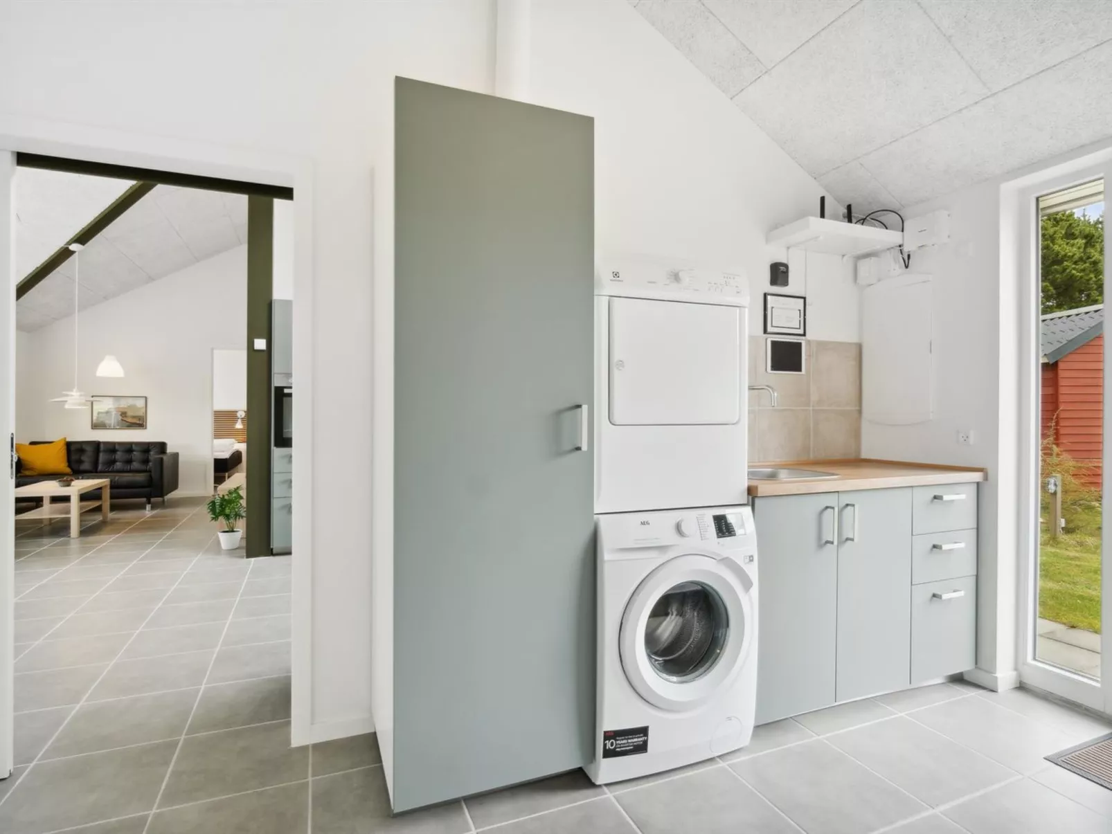 "Human" - 10.5km from the sea-Inside