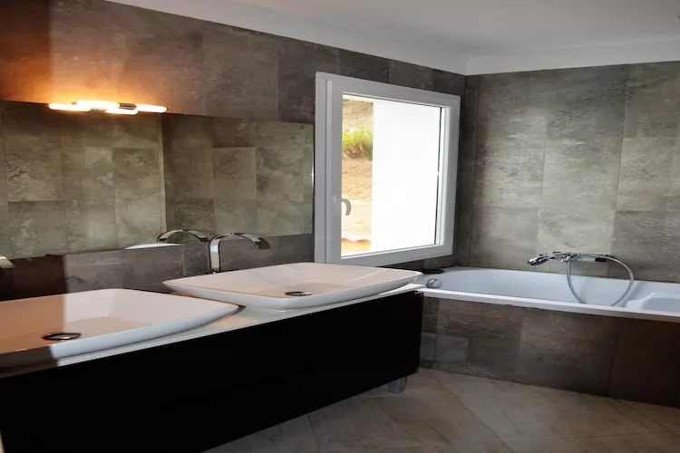 Holiday Villa - Solenzara  // Villa Orizonte-Bathroom