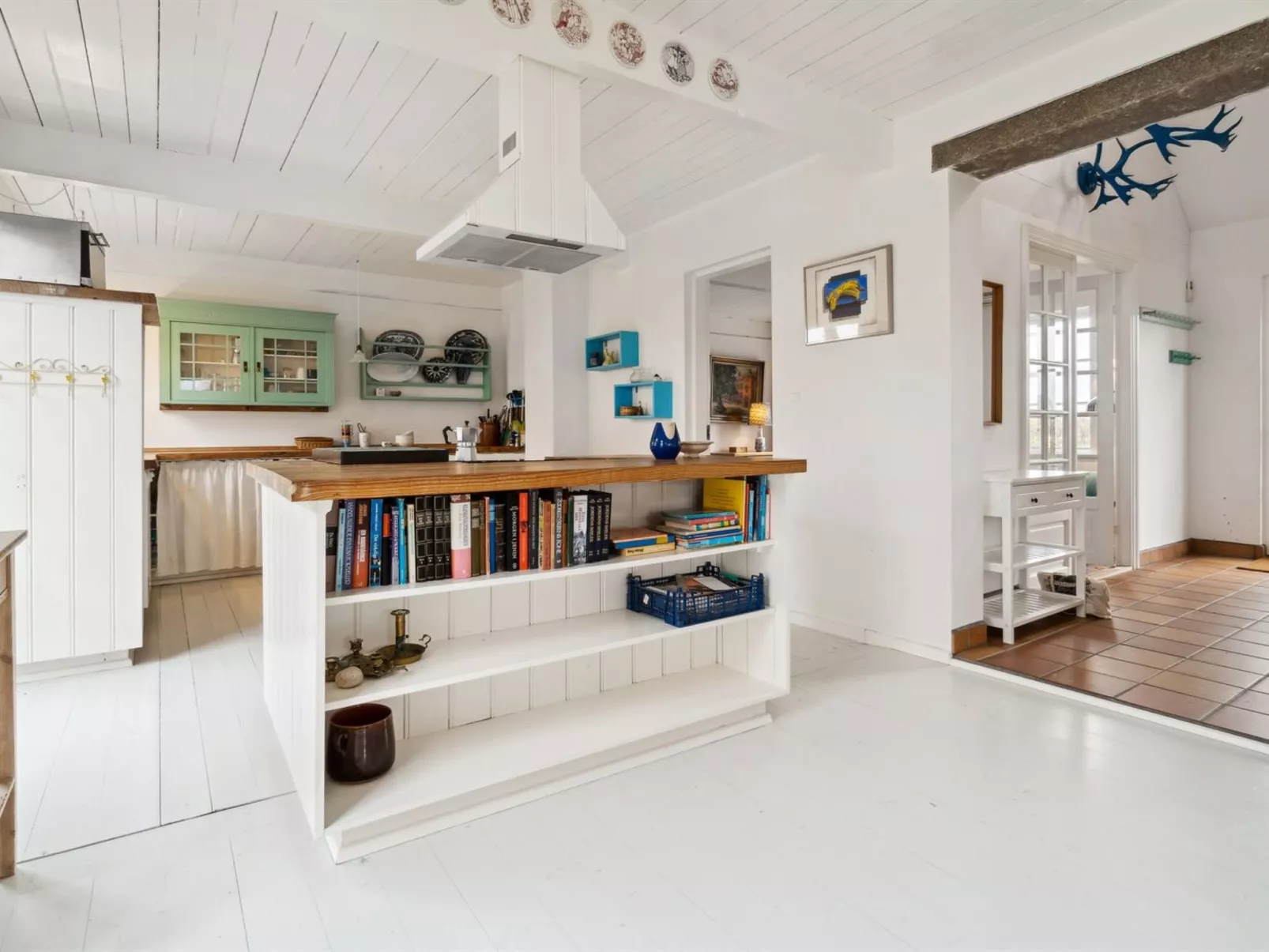 "Torbjörn" - 2.5km from the sea-Inside