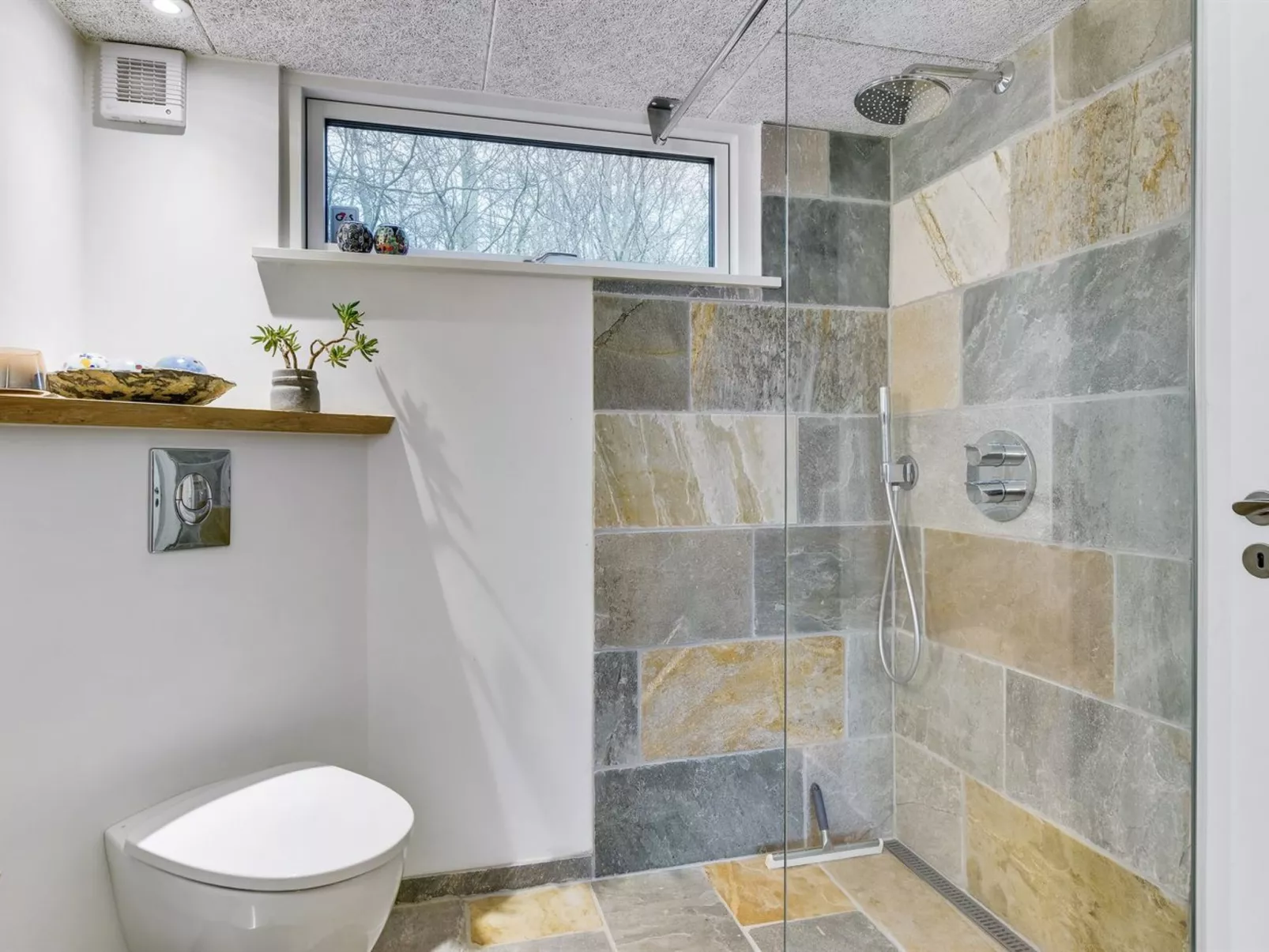 "Lika" - 25m to the fjord-Drinnen