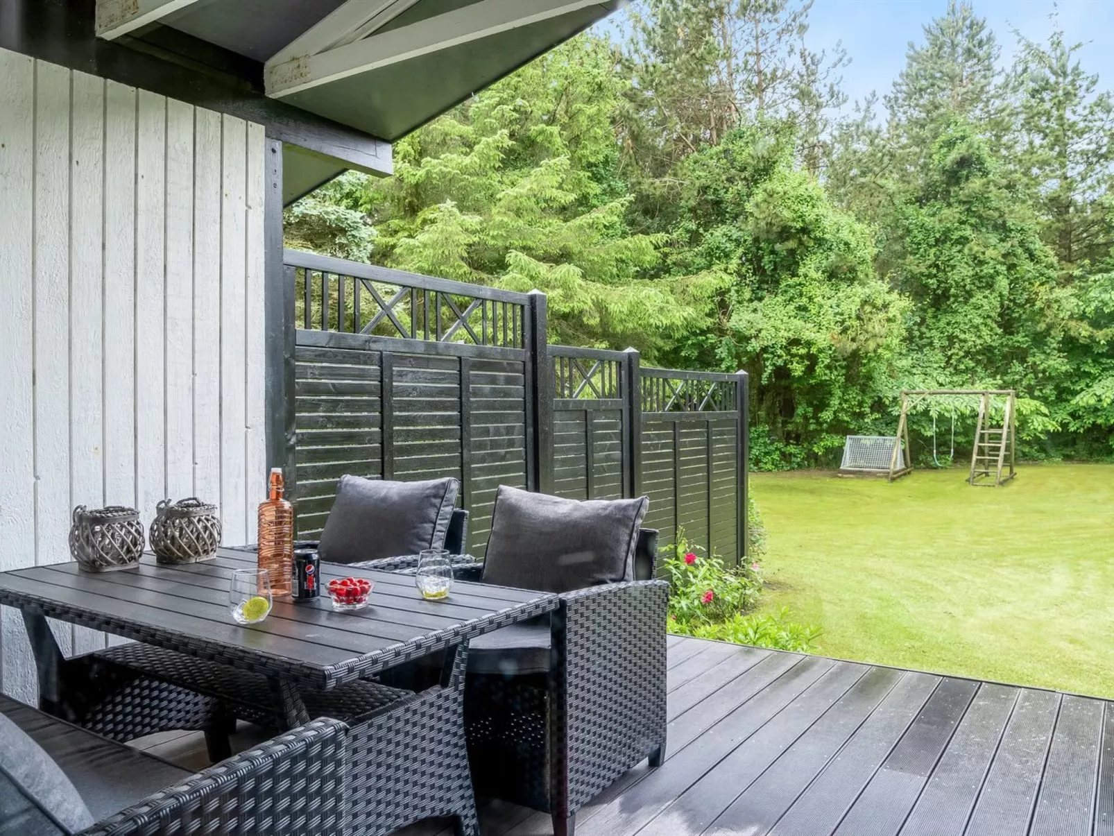 "Suri" - 200m to the fjord-Outside