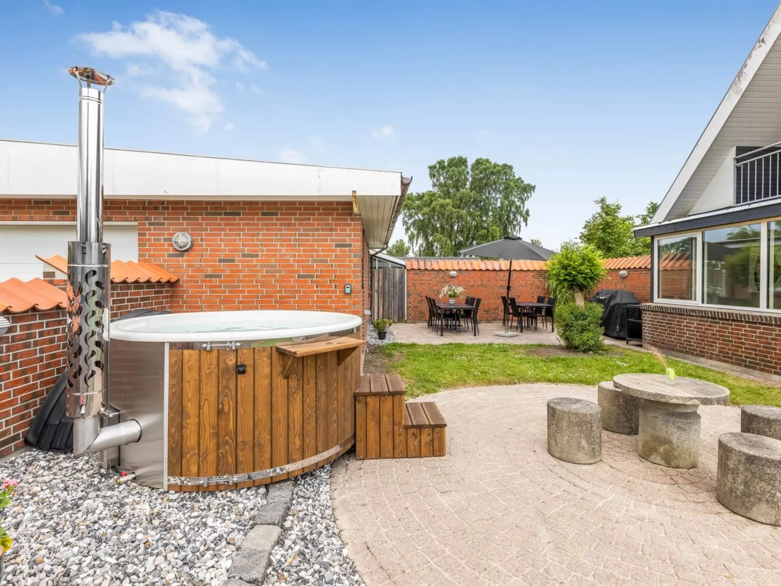 "Sissela" -  from the sea-Drinnen