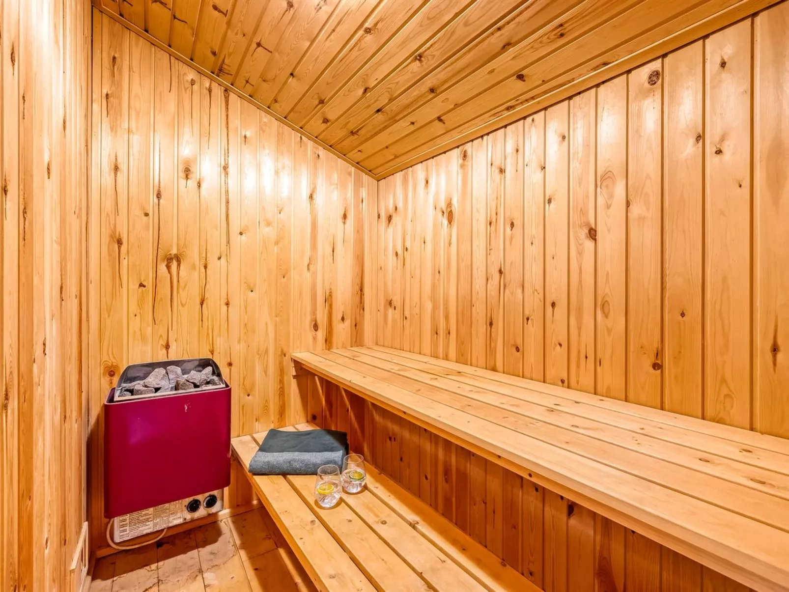 "Åsa" - 500m to the fjord-Drinnen