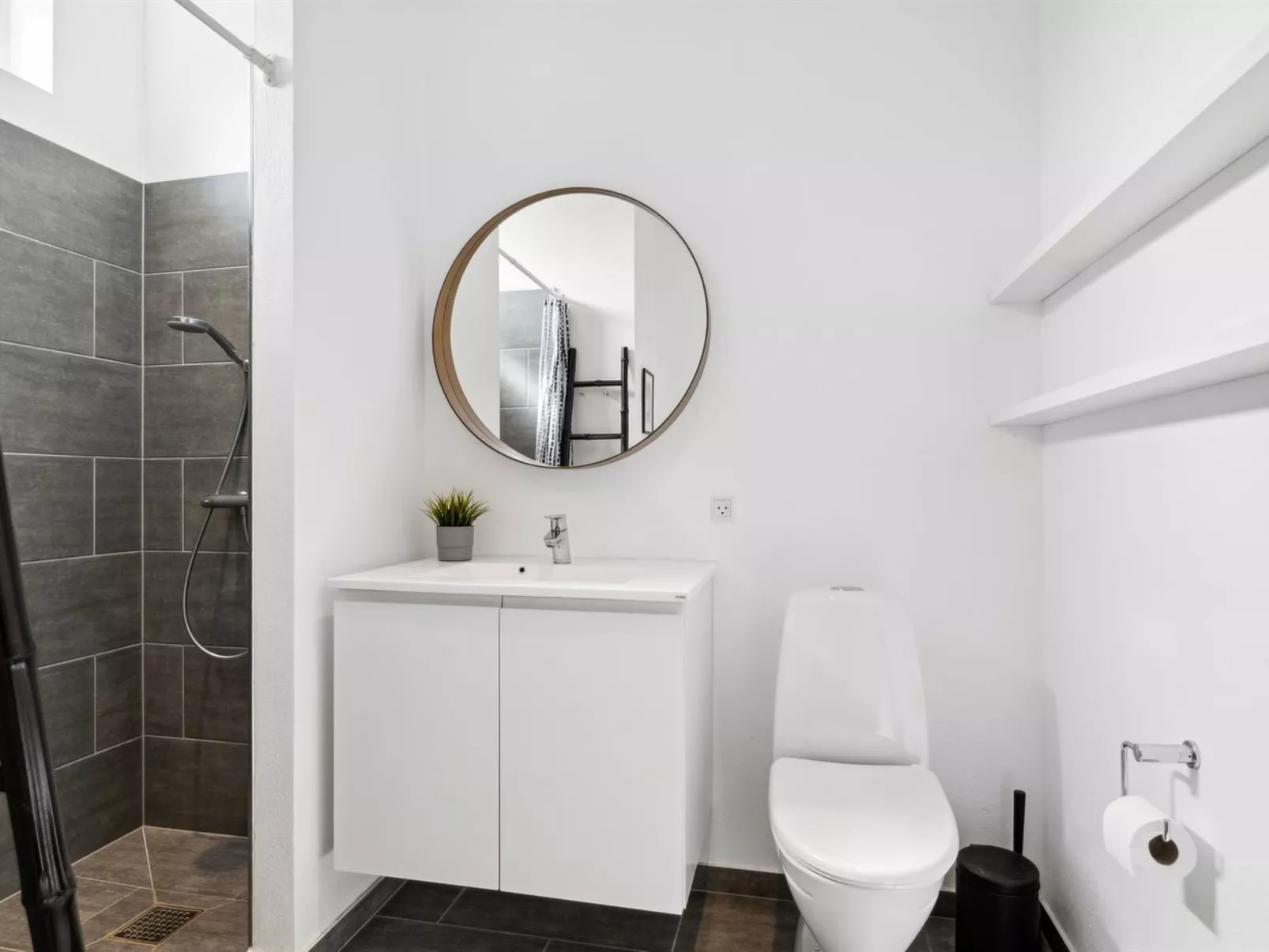 "Ingebrit" - 1.4km from the sea-Drinnen