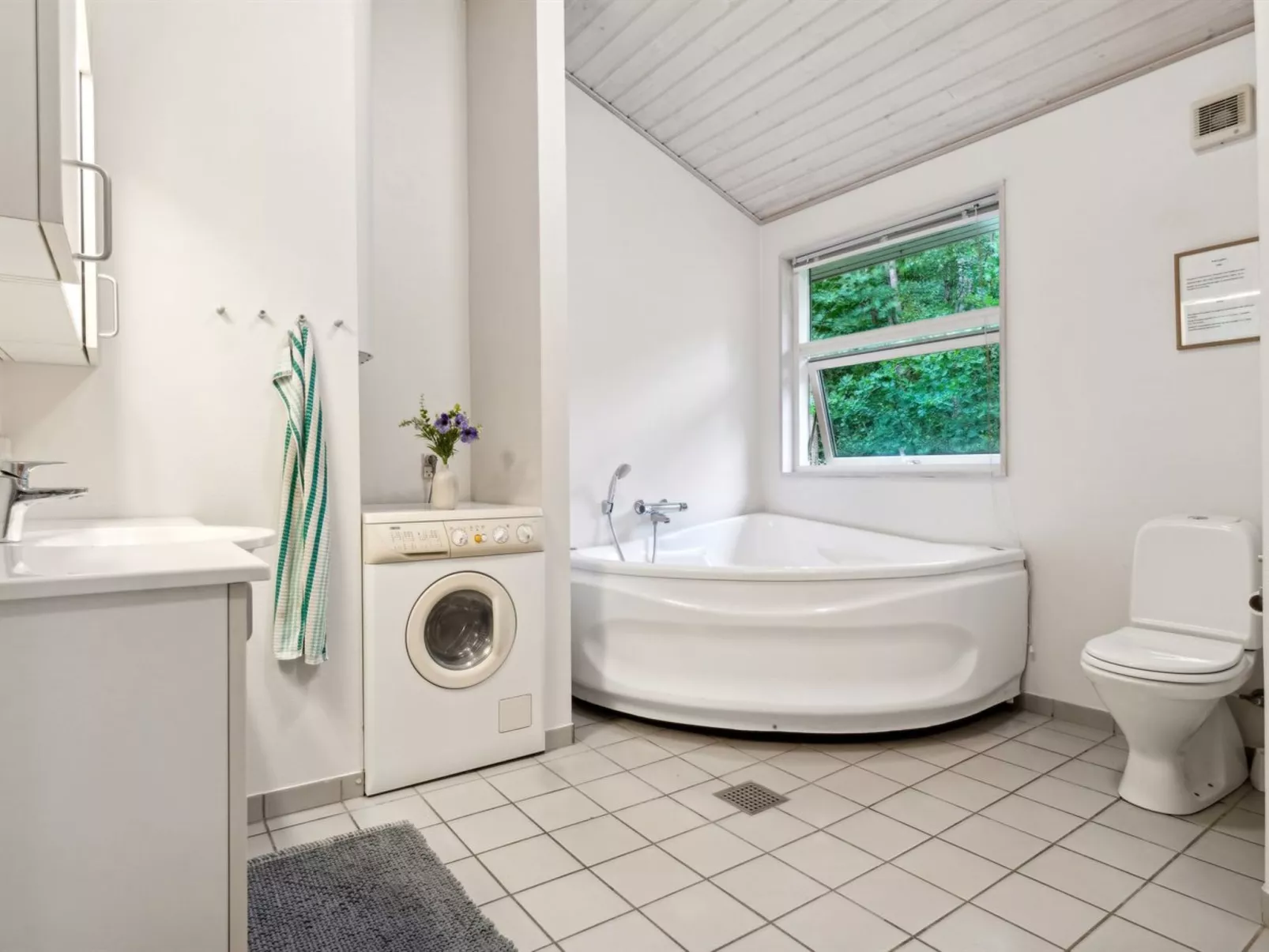 "Emmie" - 1.2km from the sea-Inside