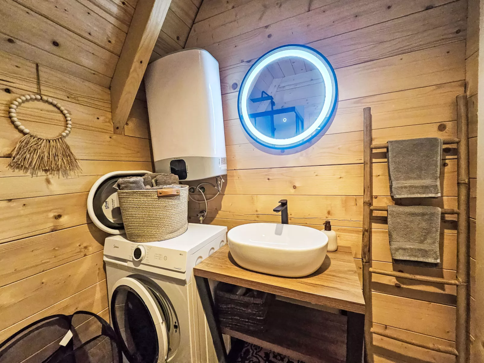 Tomina Koliba Lika-Dedans