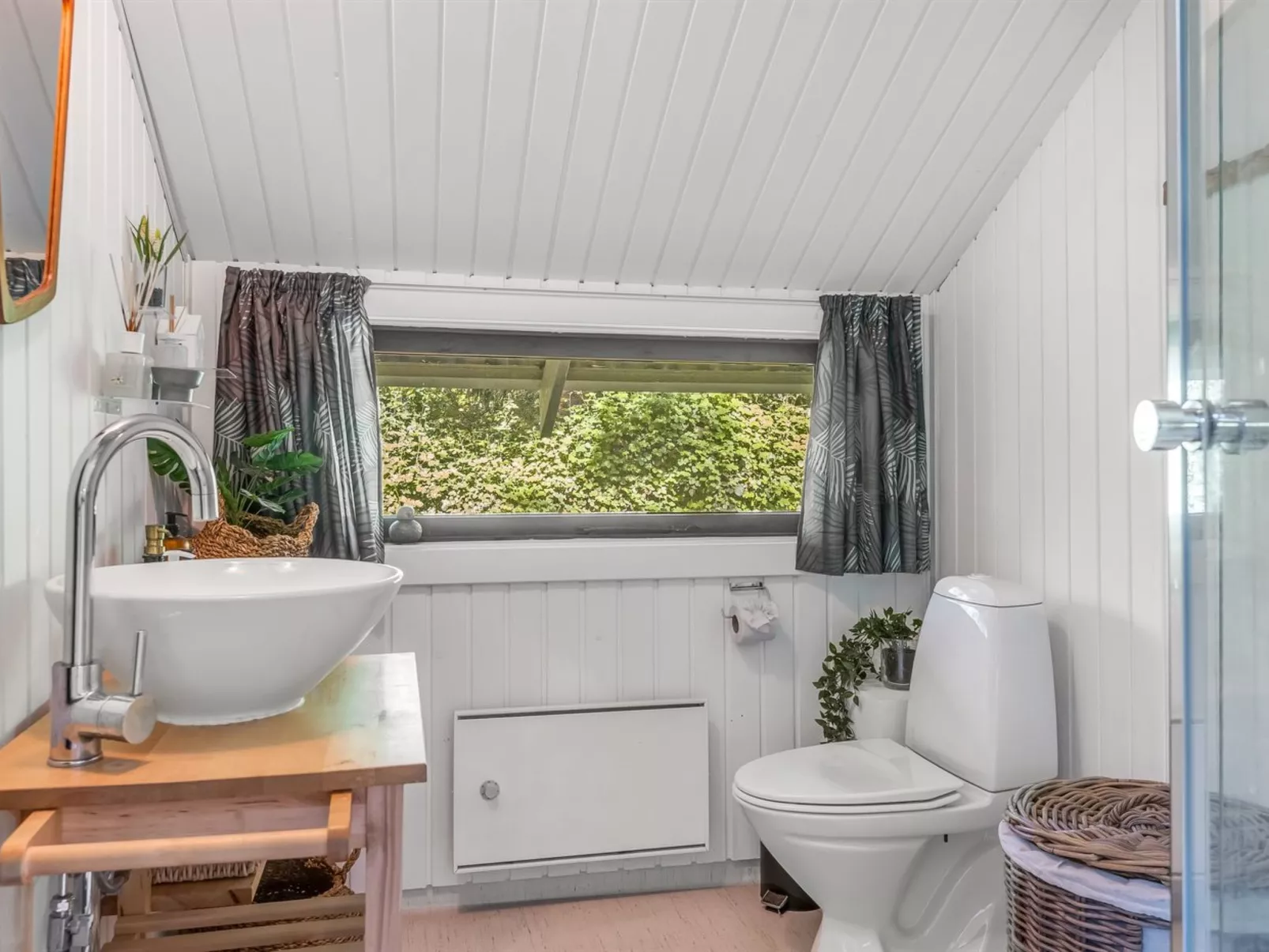 "Ung" - 30km from the sea-Inside