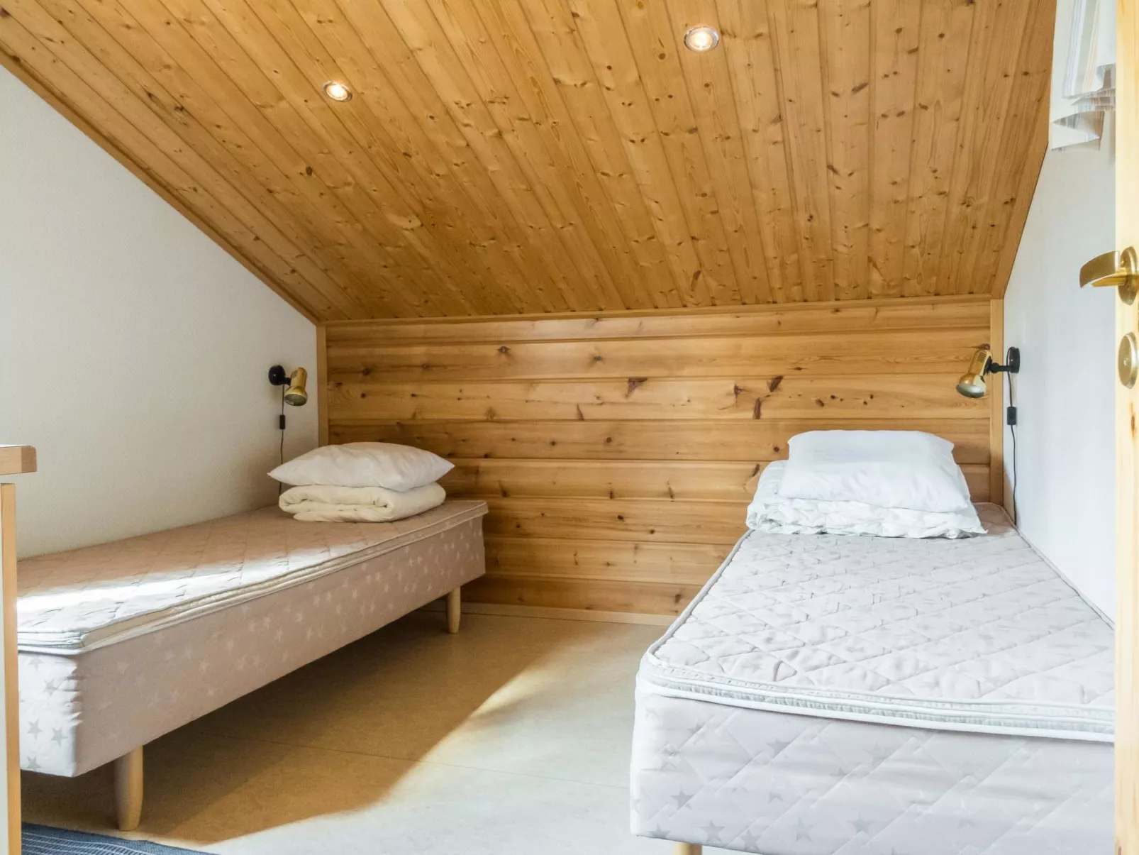 Lauri 4 pieni-Dedans