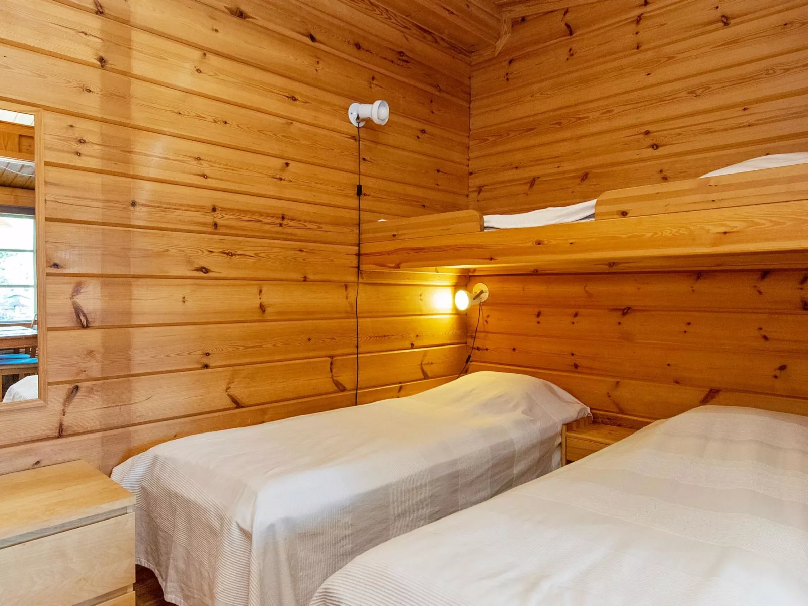 Metsänpirtti 1-Drinnen