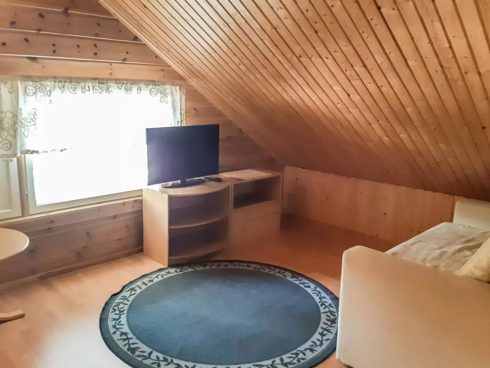 Antin mökki-Drinnen