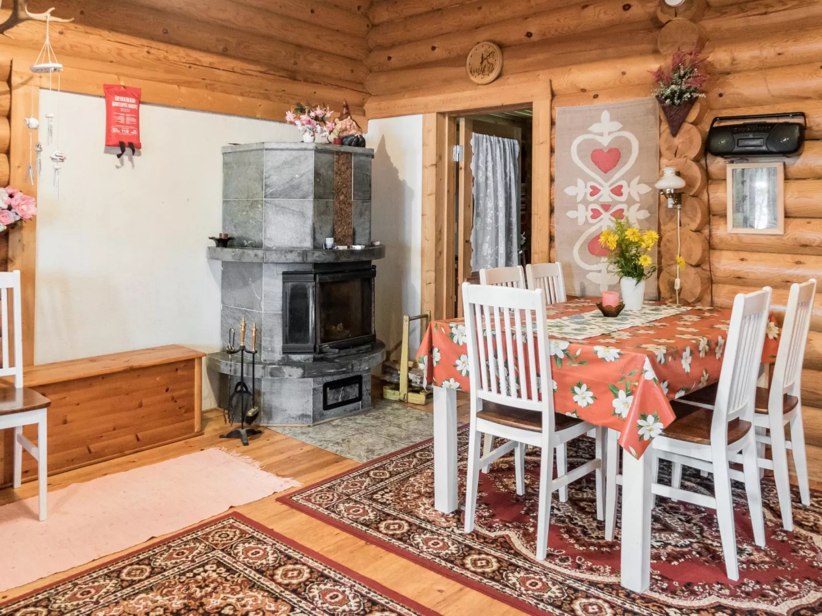 Huotarin mökki-Inside