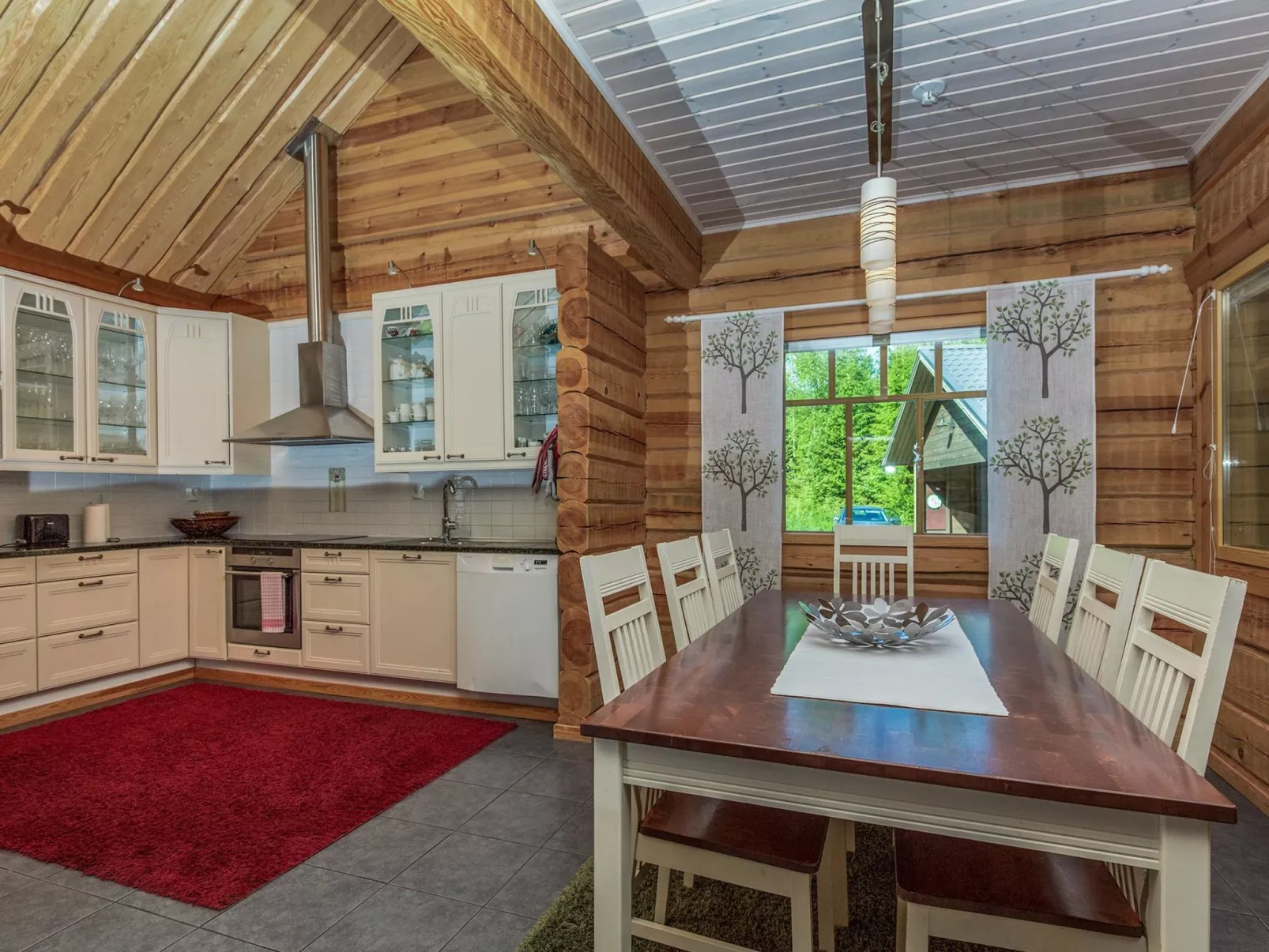 Koivuniemen rouva-Inside