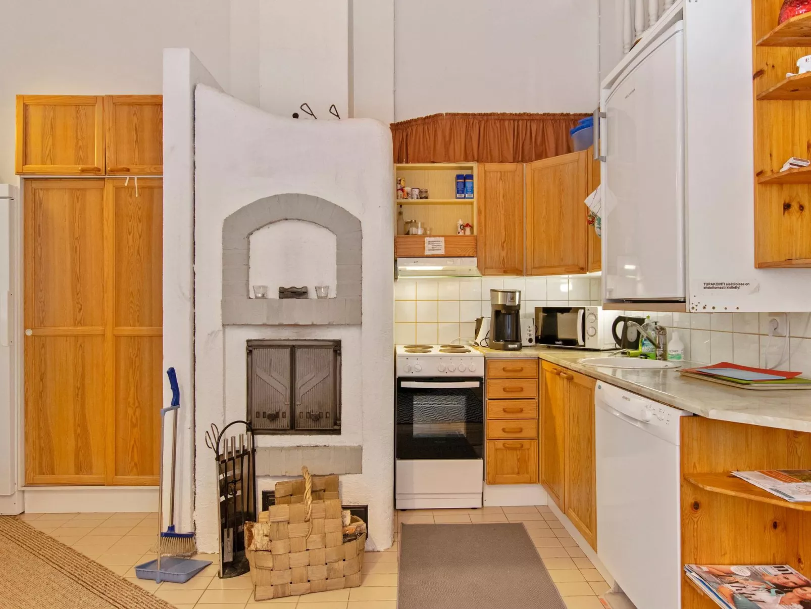 Hallantytär a2 paritalo-Drinnen