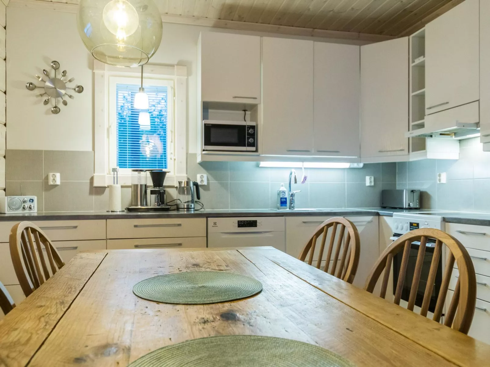 Sinisen tien helmi-Drinnen