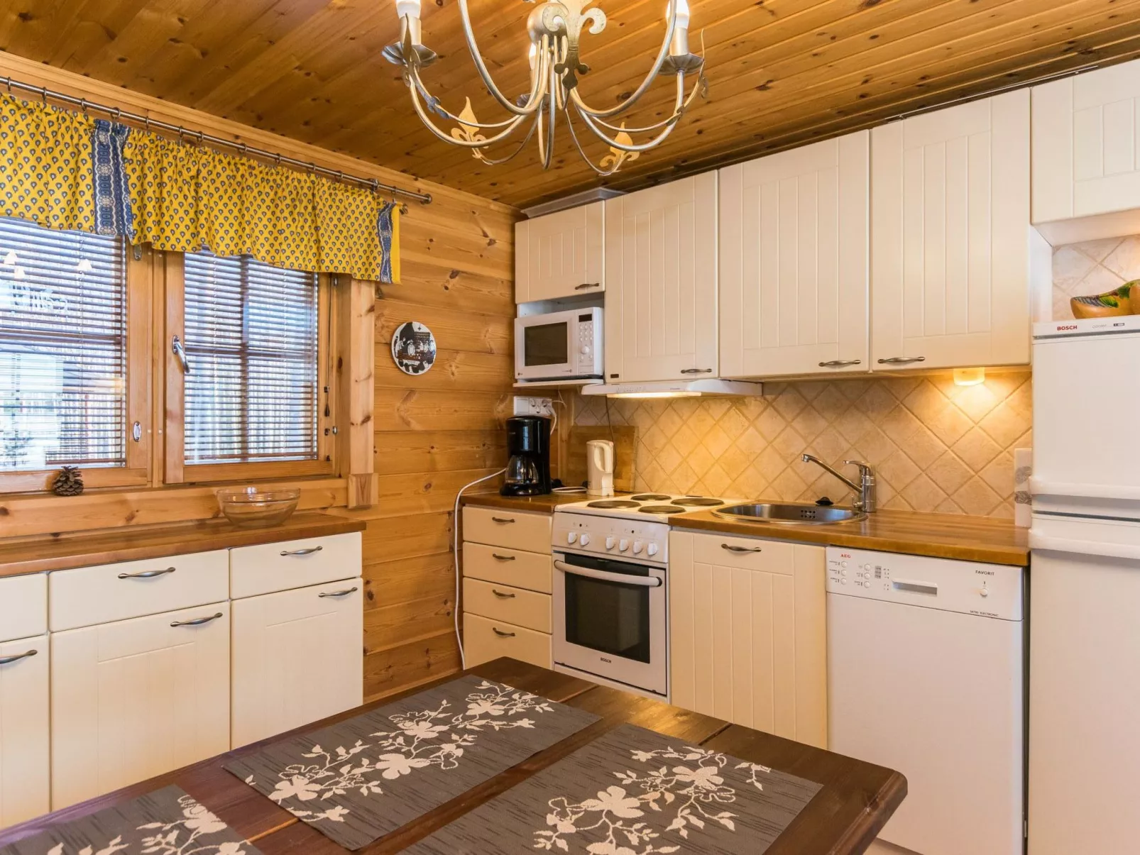 Puolen hehtaarin metsä-Inside