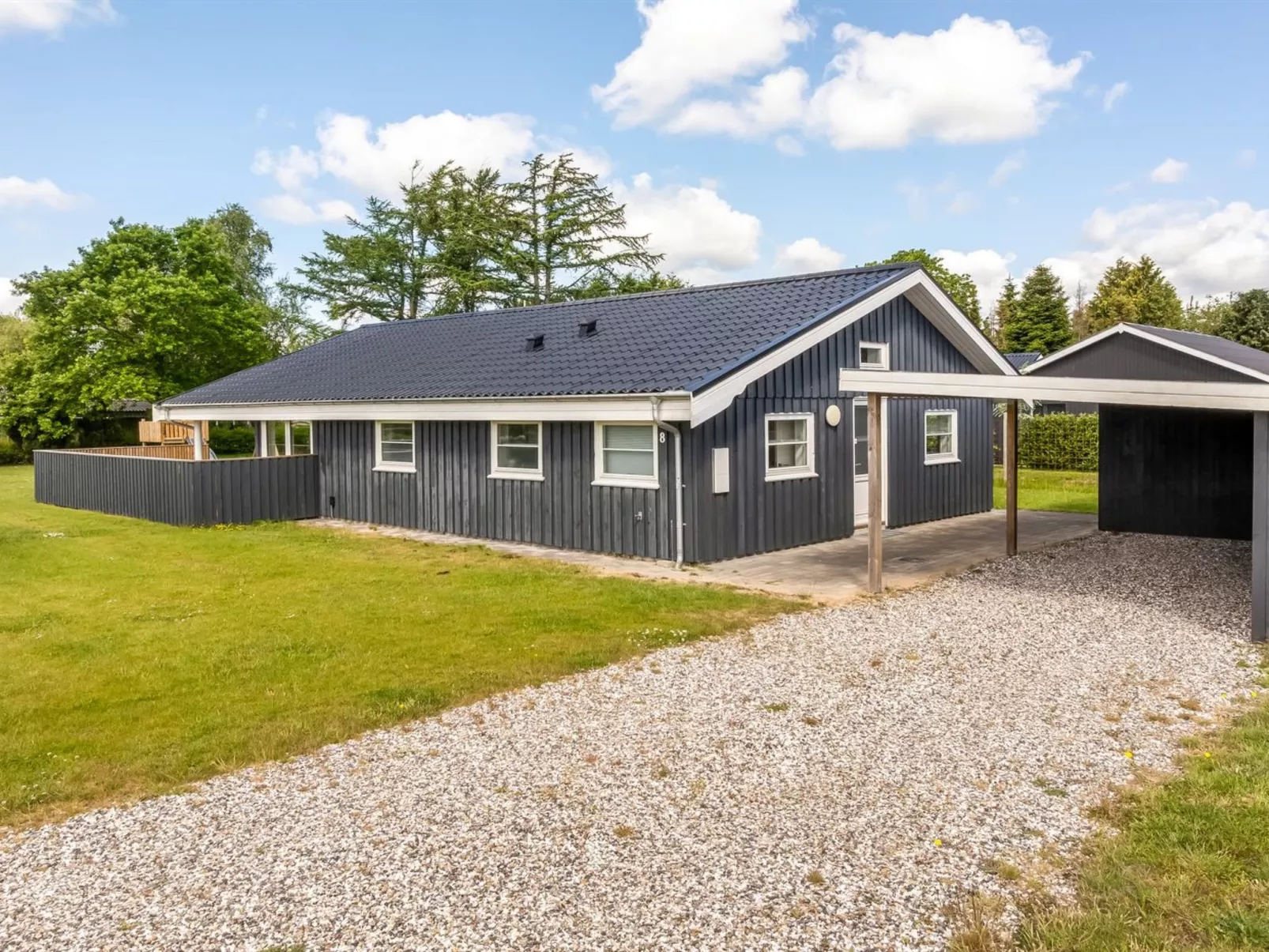 "Ebertine" - 740m to the fjord-Outside