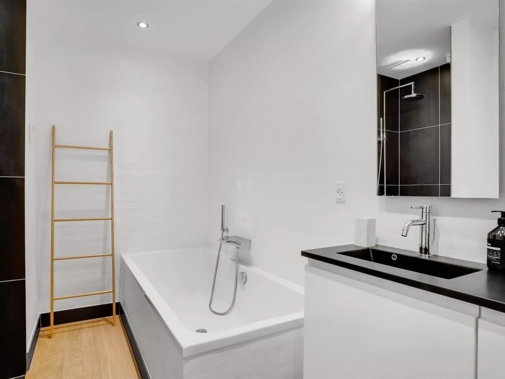 "Anelle" - 2.5km from the sea-Dedans