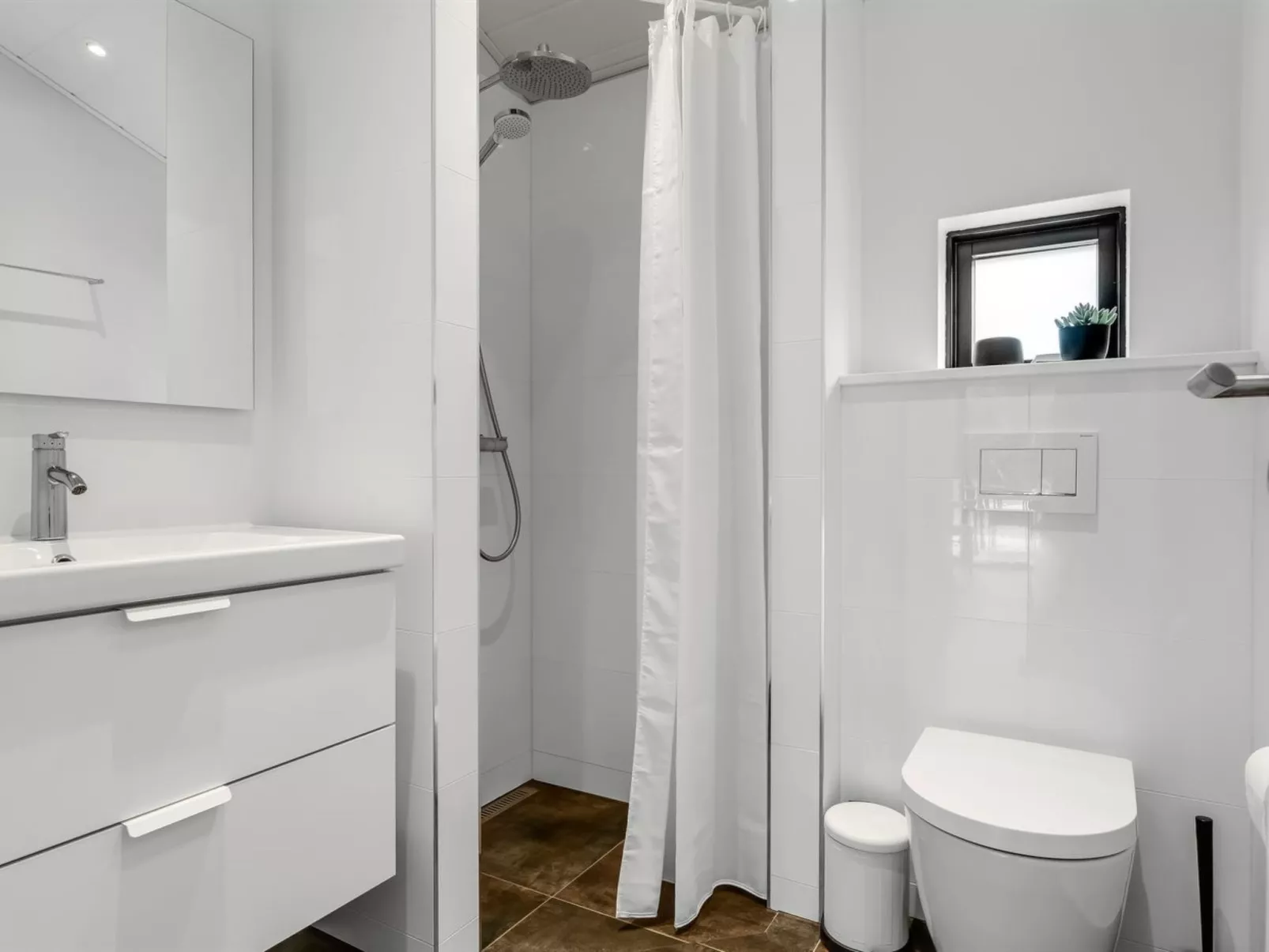 "Sighvat" - 300m from the sea-Drinnen