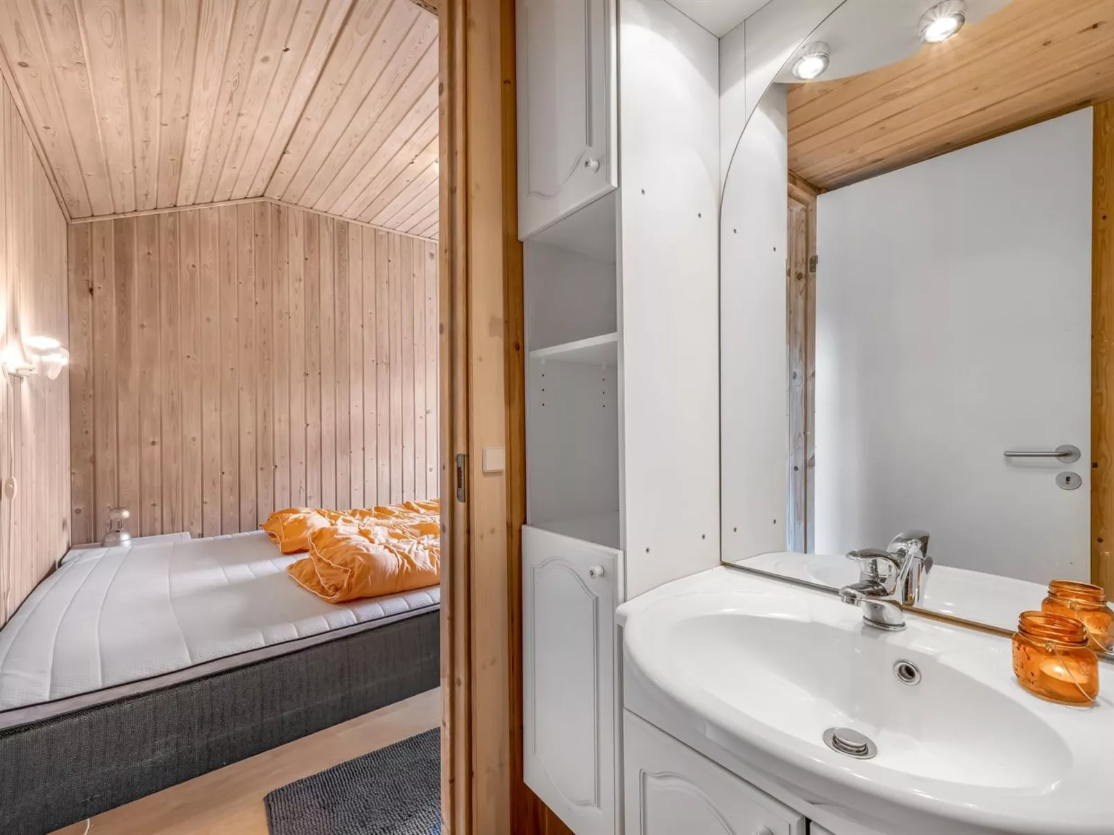 "Blesse" - 500m to the fjord-Drinnen