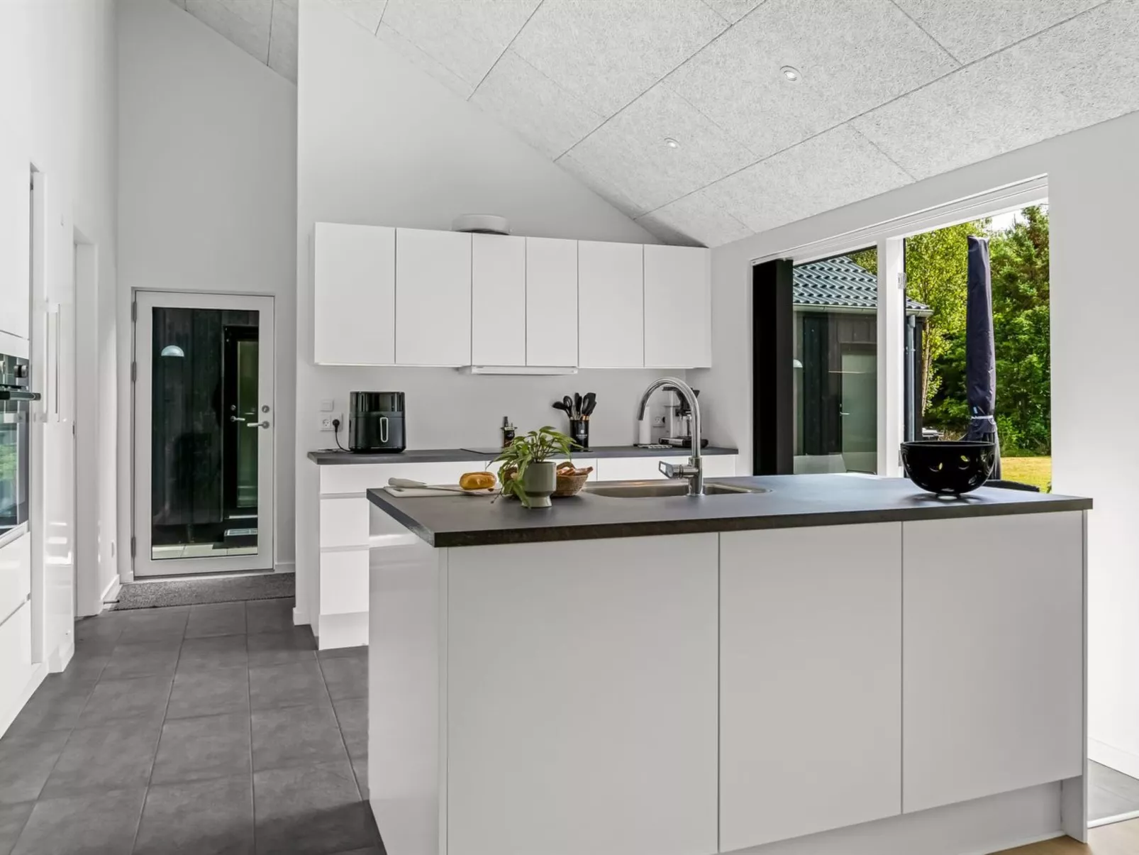 "Abiorn" -  from the sea-Dedans