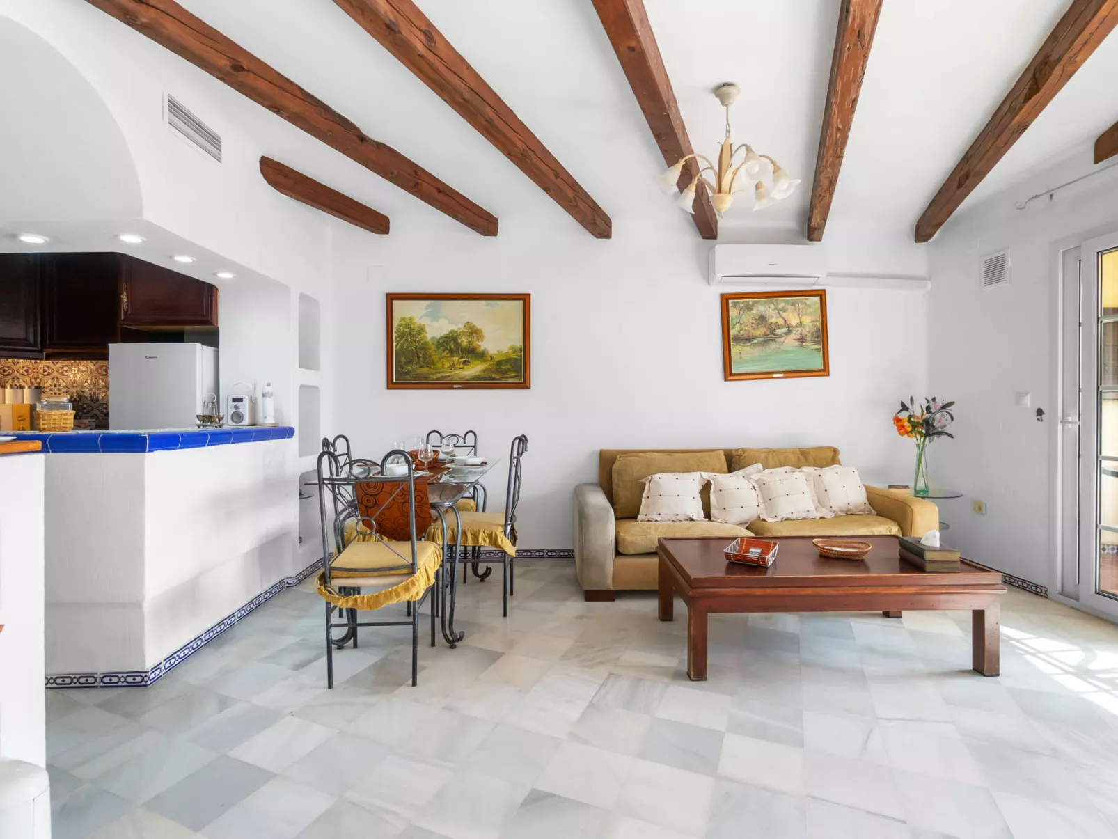 Aldea del Mar-Dedans