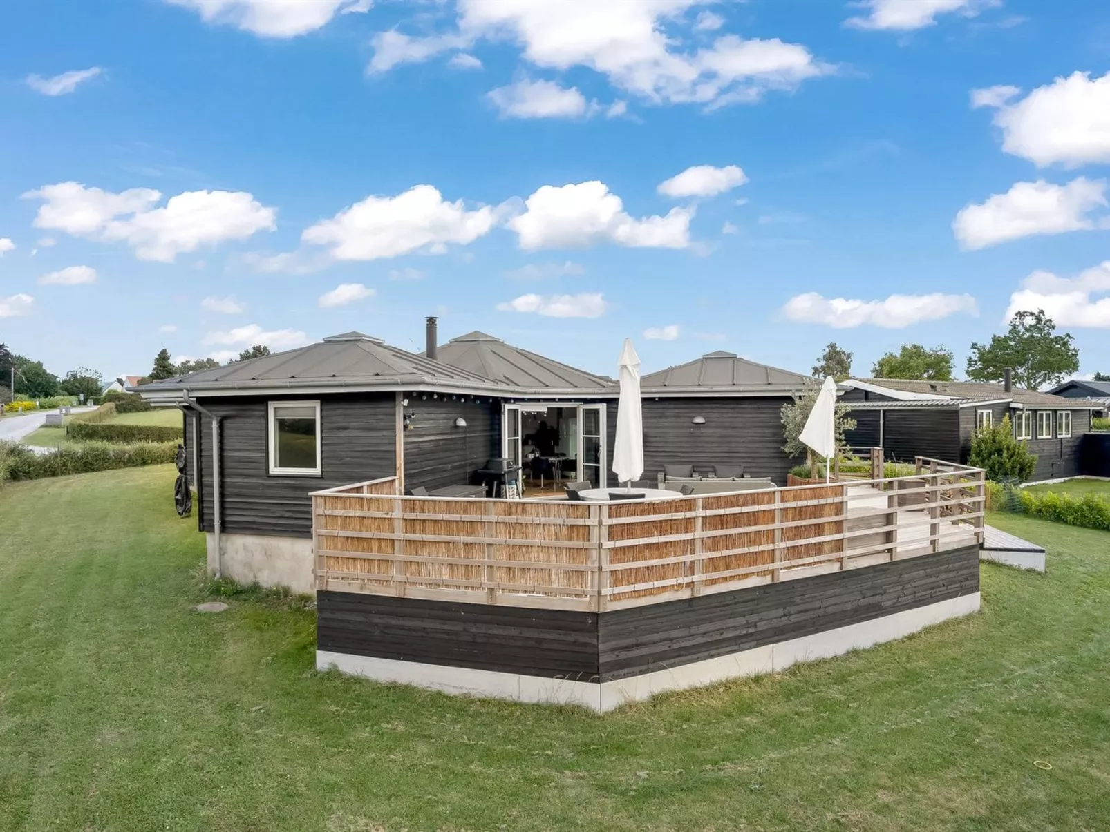 "Glenda" - 2.1km from the sea-Outside