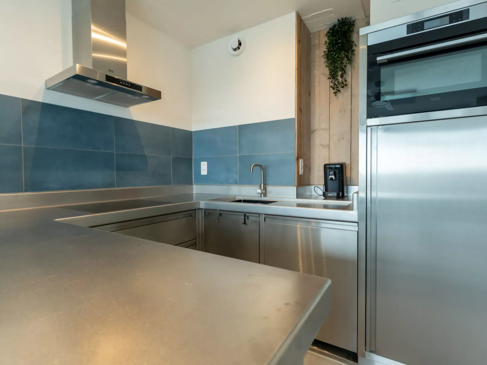 Anne I with harbour view-Dedans