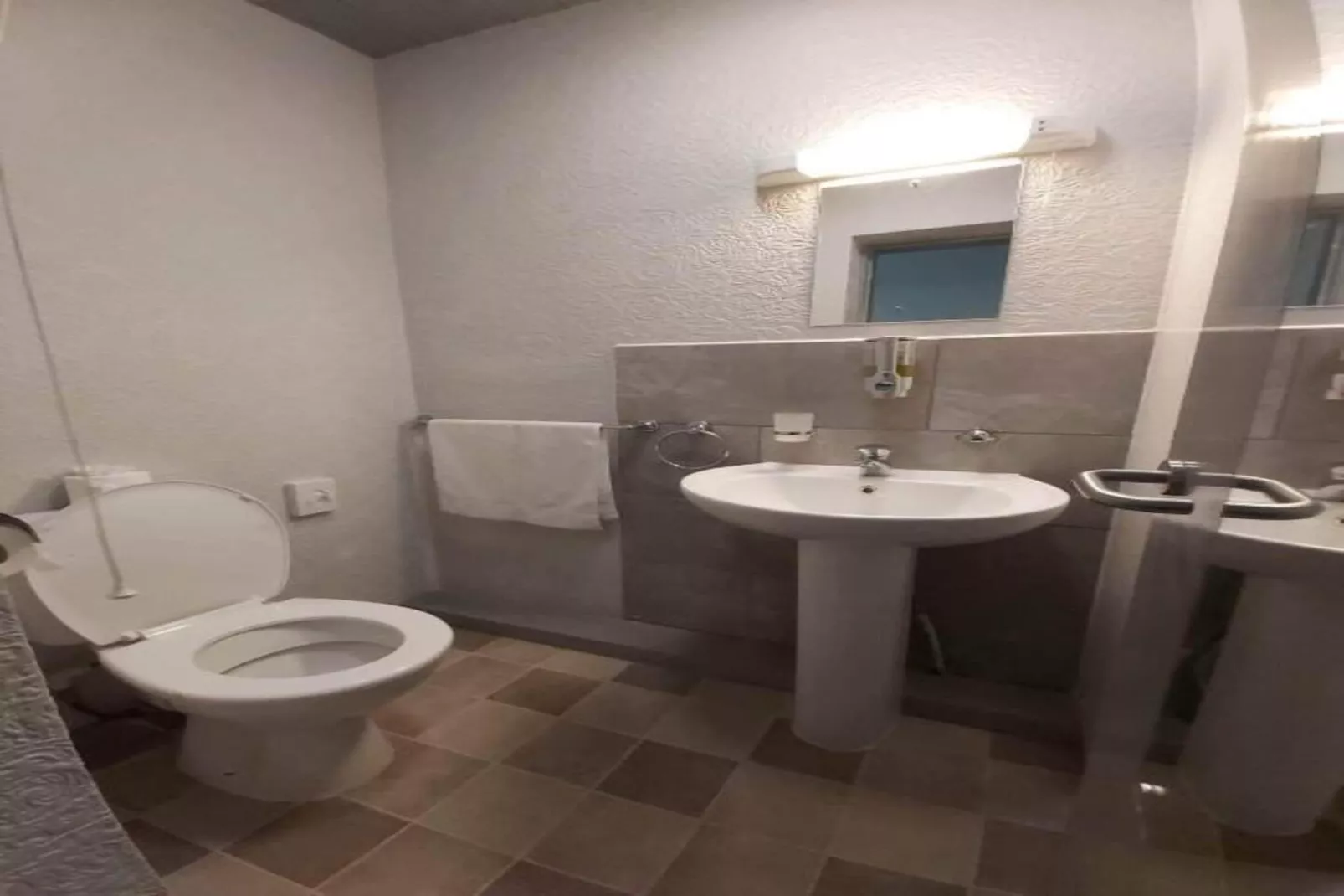 EN_SES015_Standard Single Room-Badezimmer