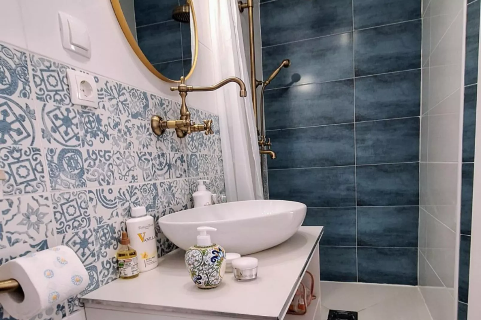 La Casa Nostra Apartments -  Classic 1 Bedroom Apt-Bathroom