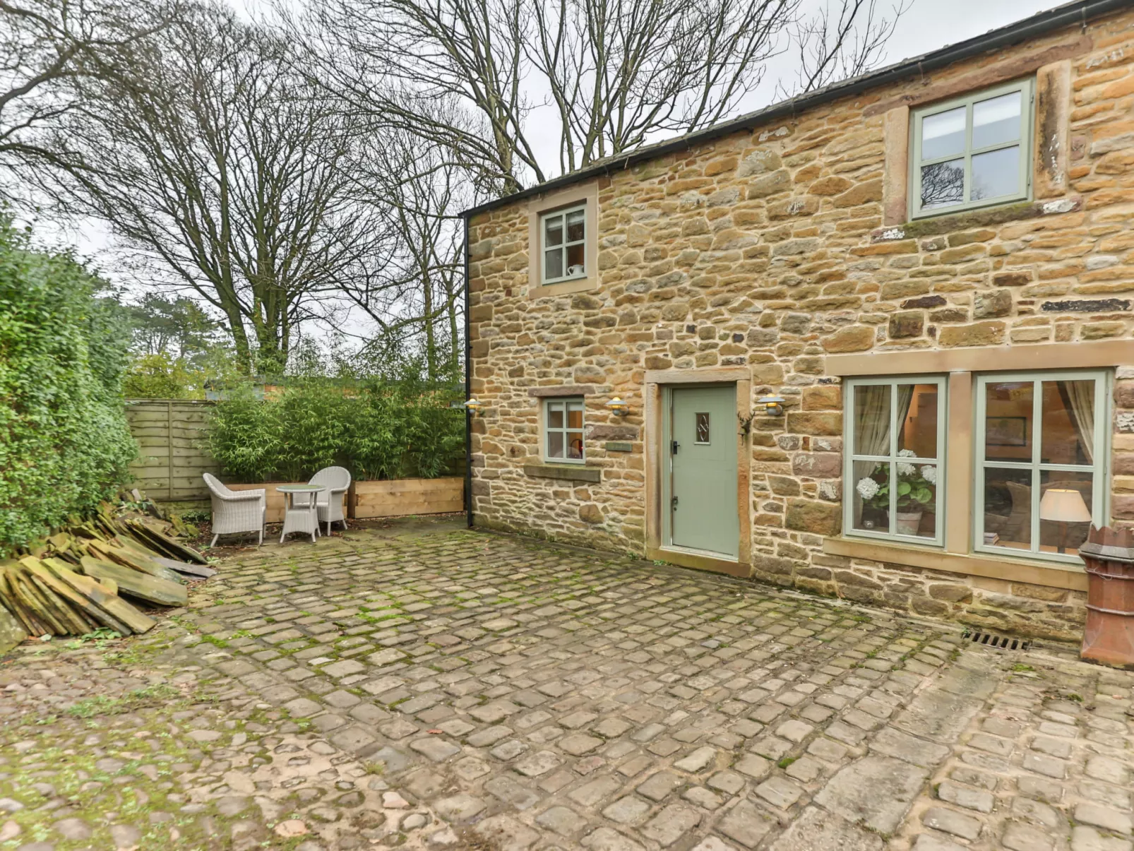 Middle Warble Stables-Dehors