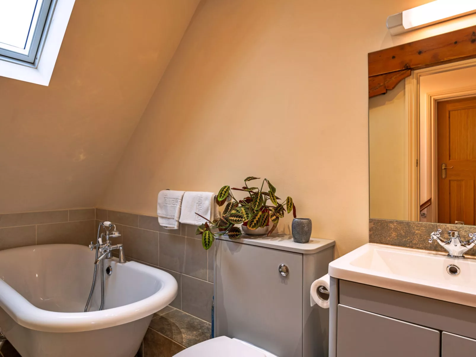 Lower School Cottages-Dedans