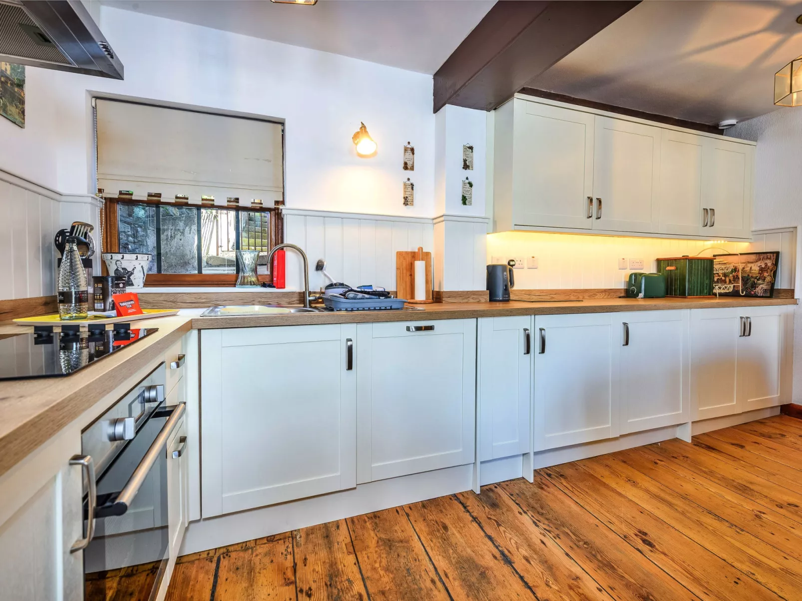 Ukulele Cottage-Drinnen