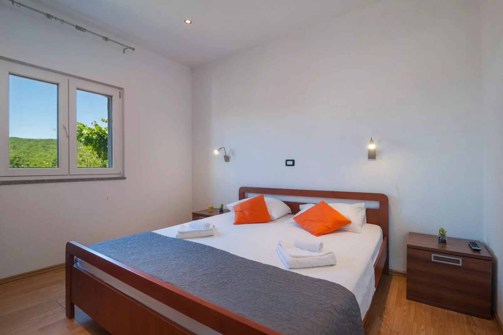 Five-Bedroom Home-Schlafzimmer