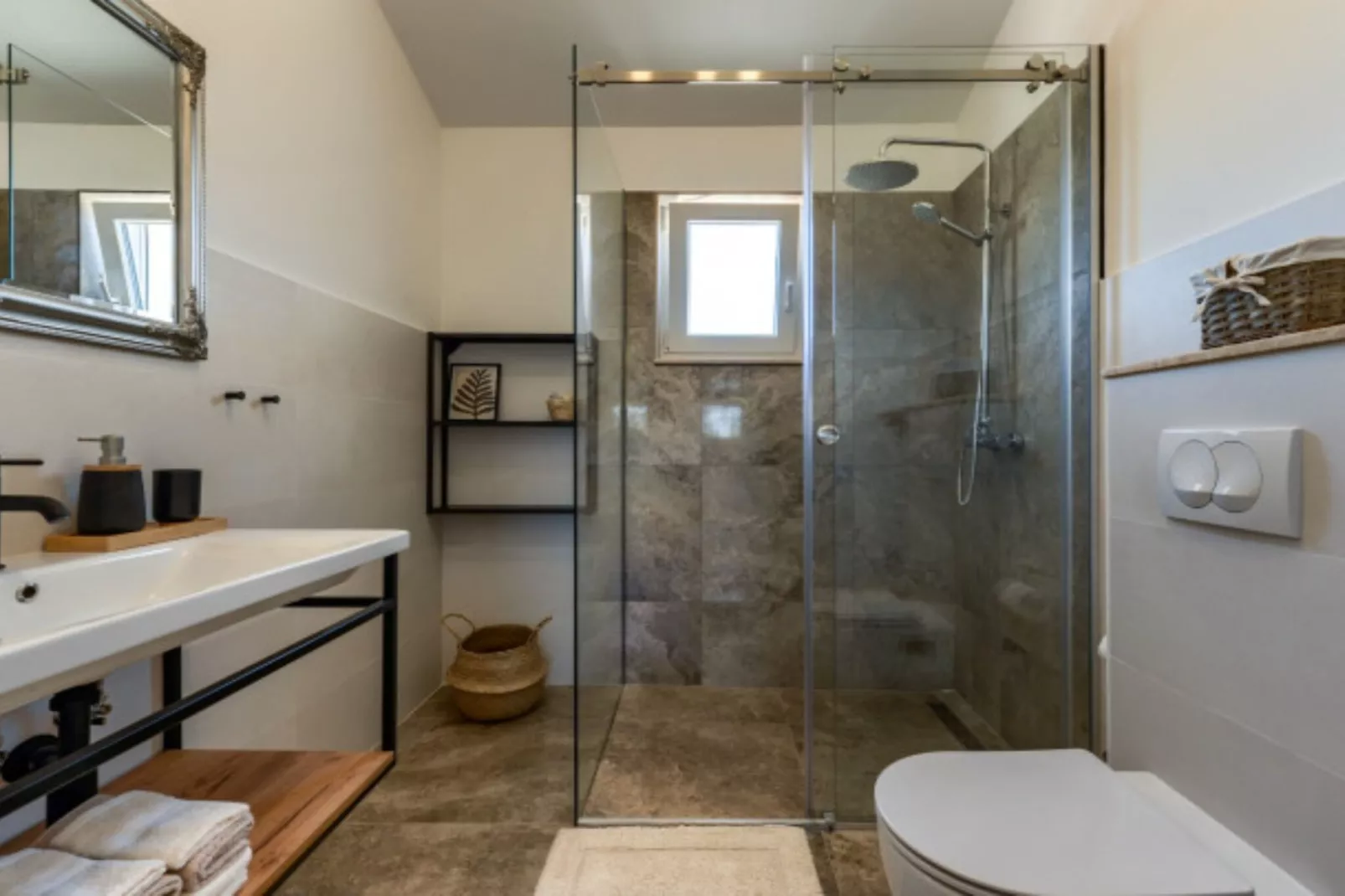 RUSTIC VILLA PEROSA WITH HEATED POOL-Badezimmer