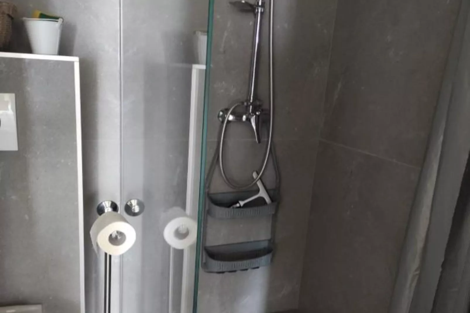 Modern Beachfront Apartments near Šibenik - Classic  Studio Apartment with Balcony and Sea View-Badezimmer