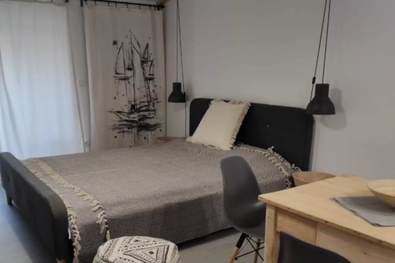 Modern Beachfront Apartments near Šibenik - Comfort Studio Apartment with Balcony and Sea View-Schlafzimmer