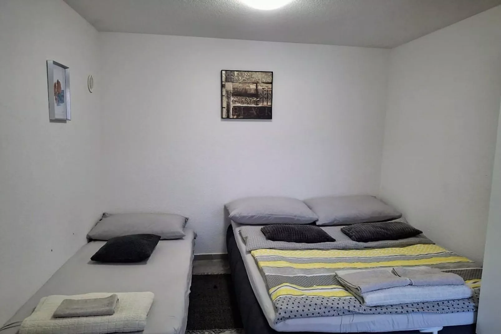 Apartments Boris Donji Karin - One Bedroom Apartment (Classic Apartment)-Schlafzimmer