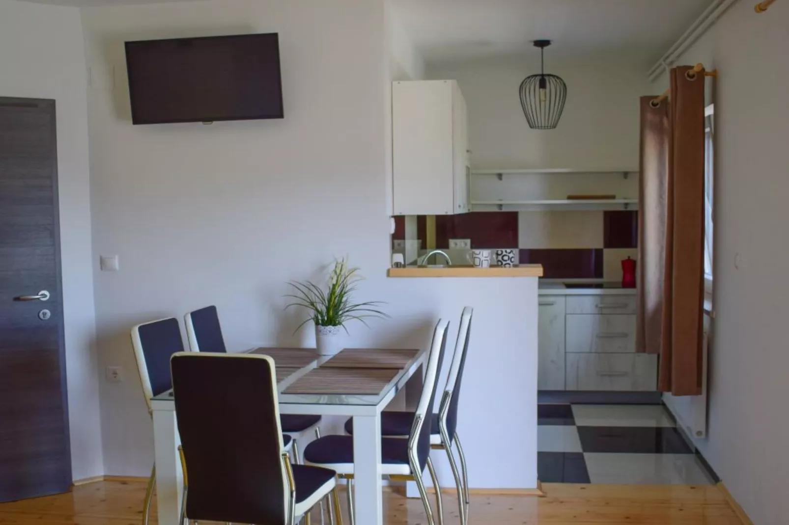 Zevnik Quiet Retreat with Stunning Views and Equestrian Activities - One Bedroom Apartment-Kitchen