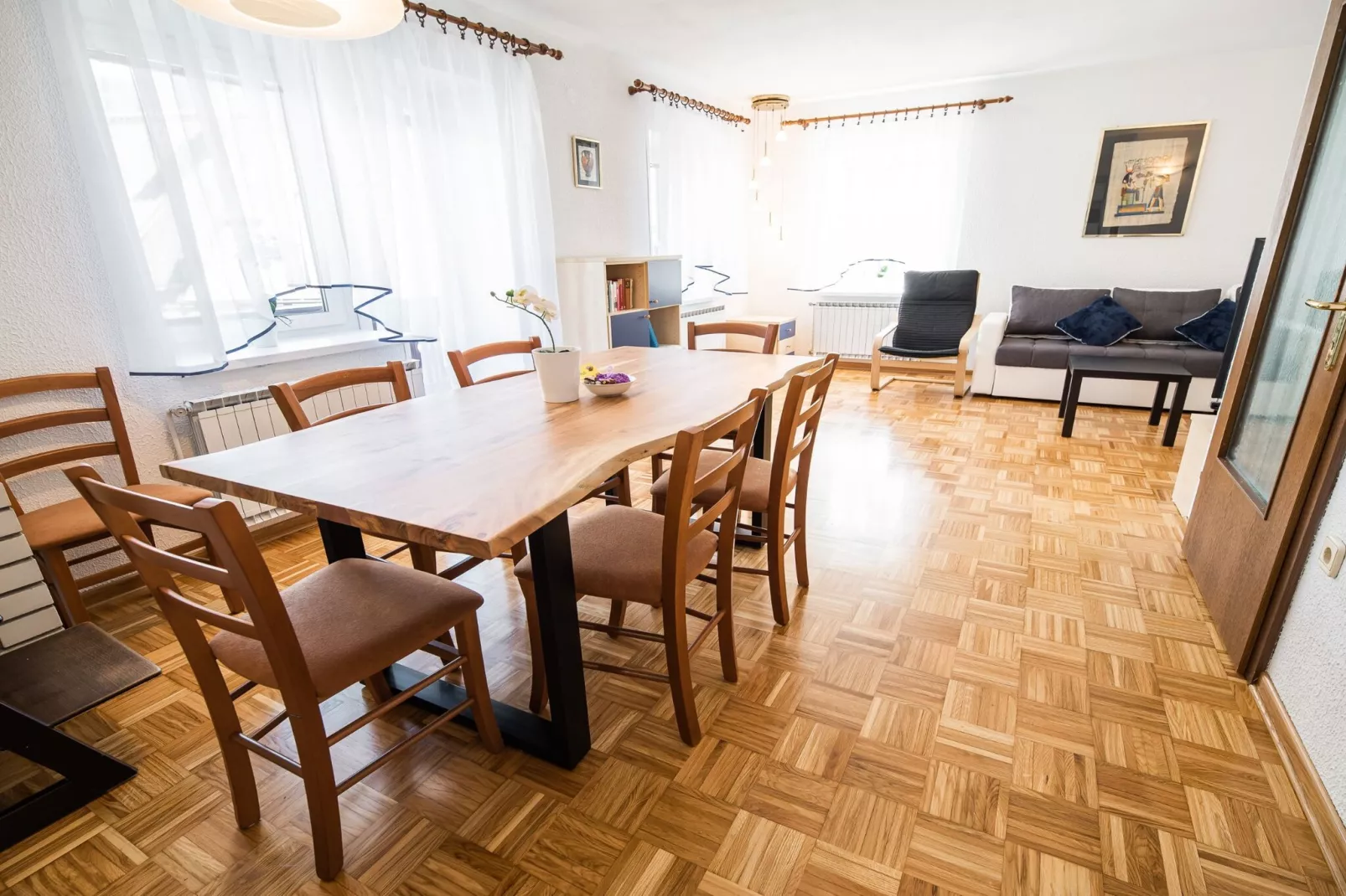 Mountain View Haven Apartments - Two Bedroom Apartment with Balcony-Esszimmer