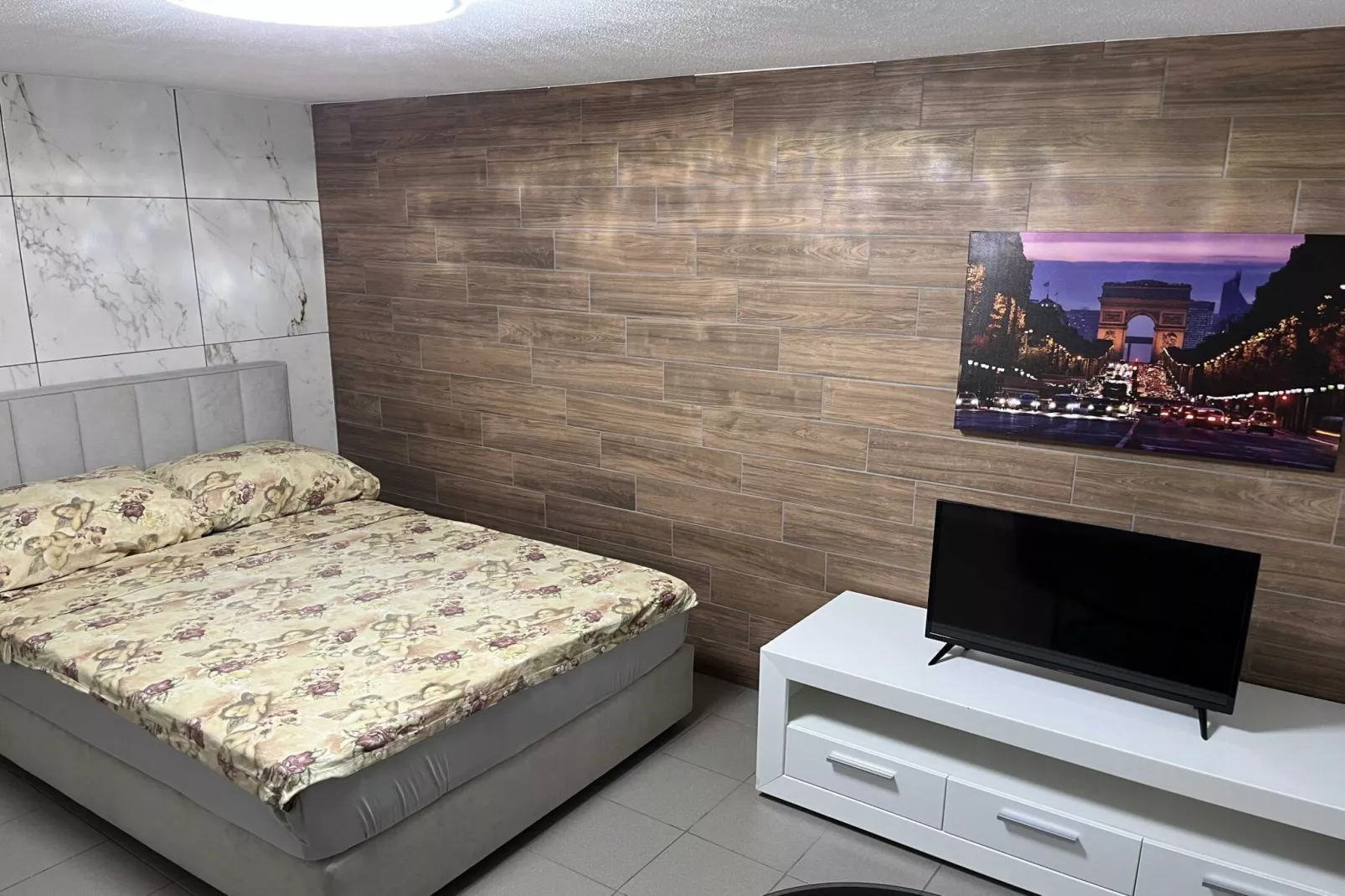 Meadow Tranquil Apartments with Evergreen Garden - One Bedroom Apartment-Bedroom