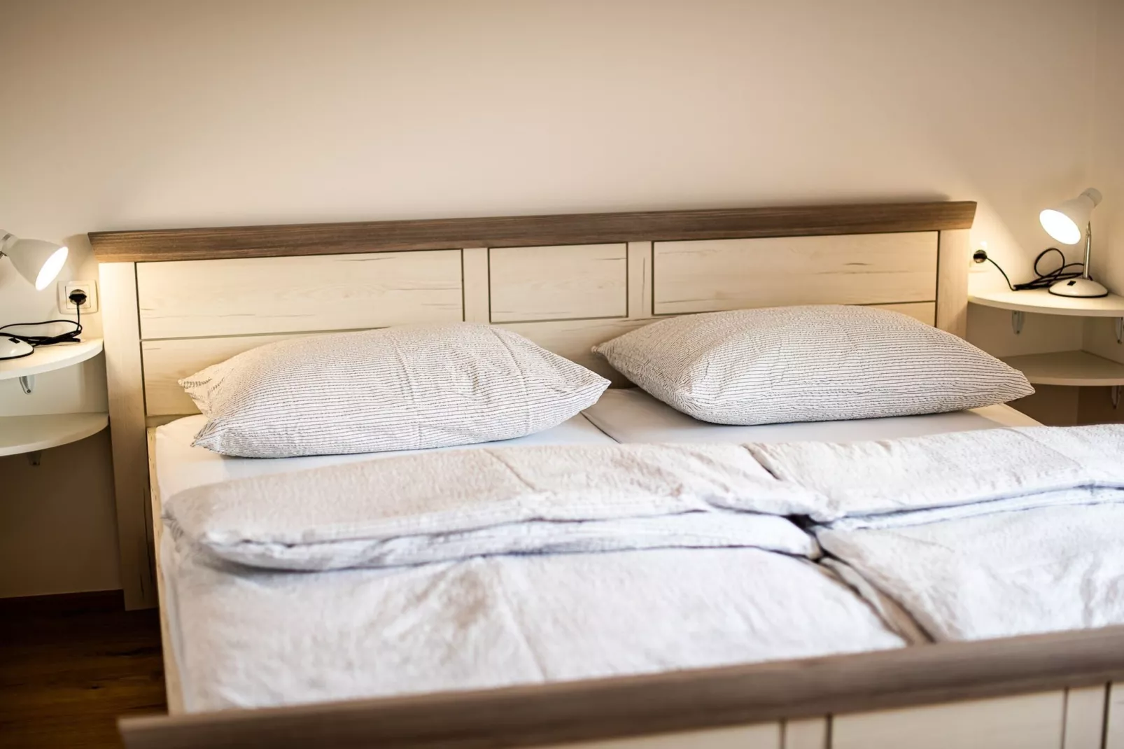 Serene Hollow Holiday Home with Mountain View - Two Bedroom Holiday Home with Mountain View-Chambre