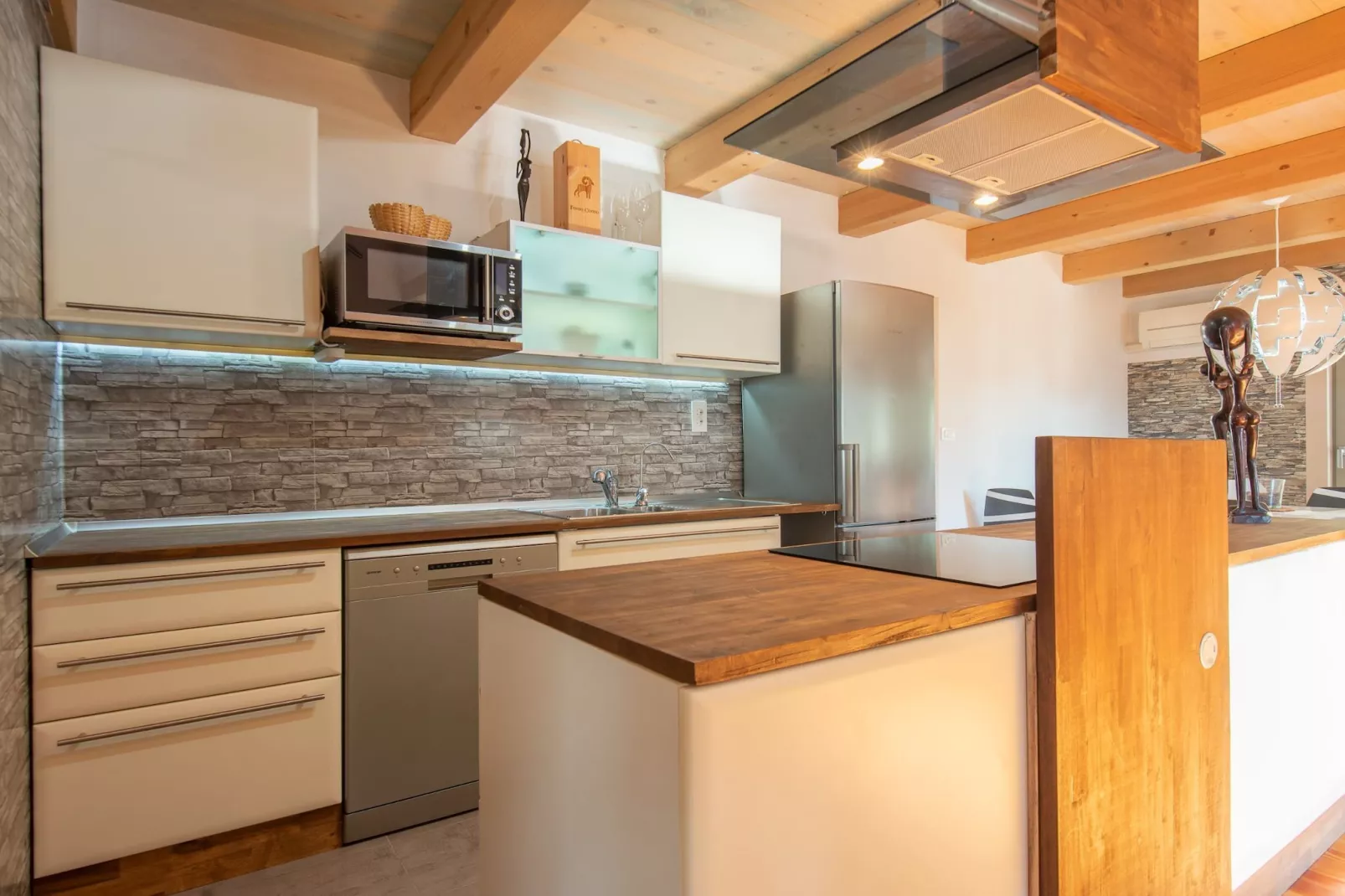 Family-Friendly Serene Retreat Holiday Home - Four Bedroom Holiday Home  with Terrace-Cuisine