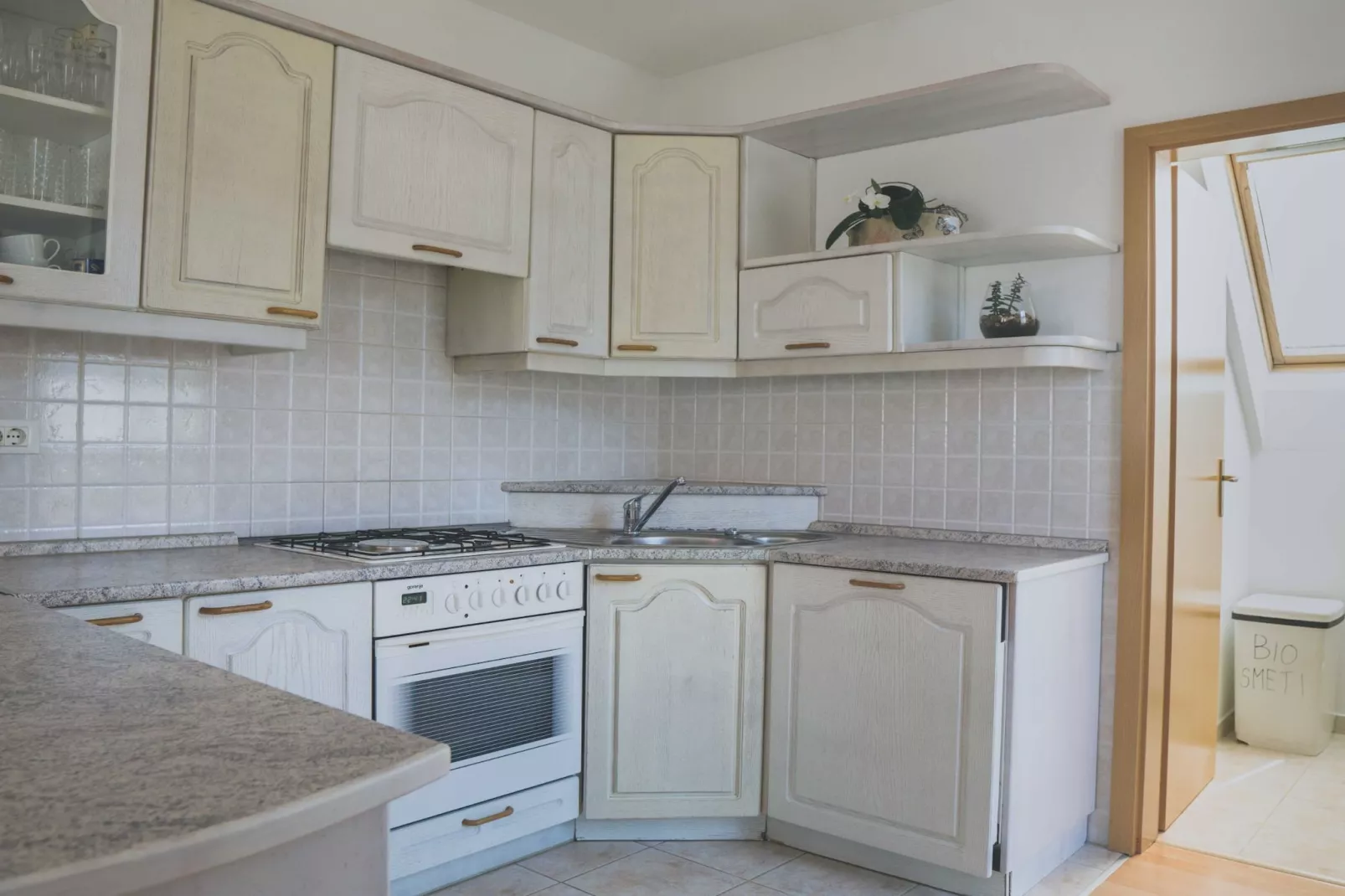 Comfortable Apartment with Mountain View - One Bedroom Apartment-Küche