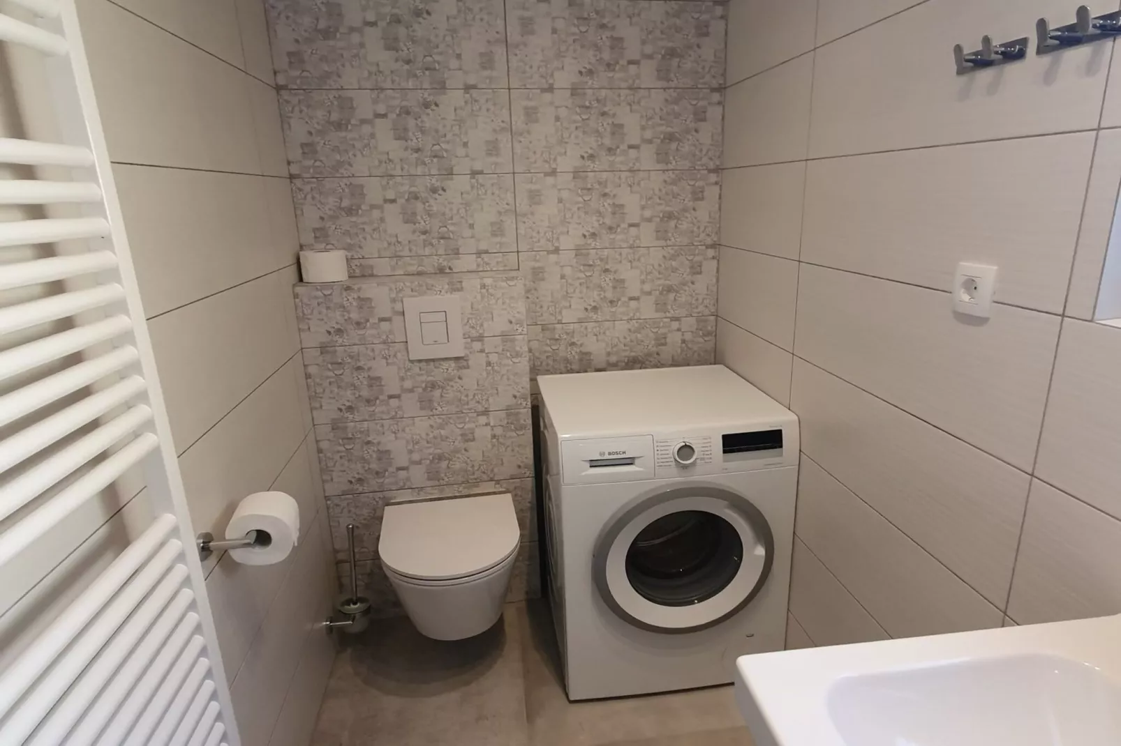 Komen Getaway Holiday Home with Balcony - Four Bedroom Holiday Home with Balcony-Badezimmer